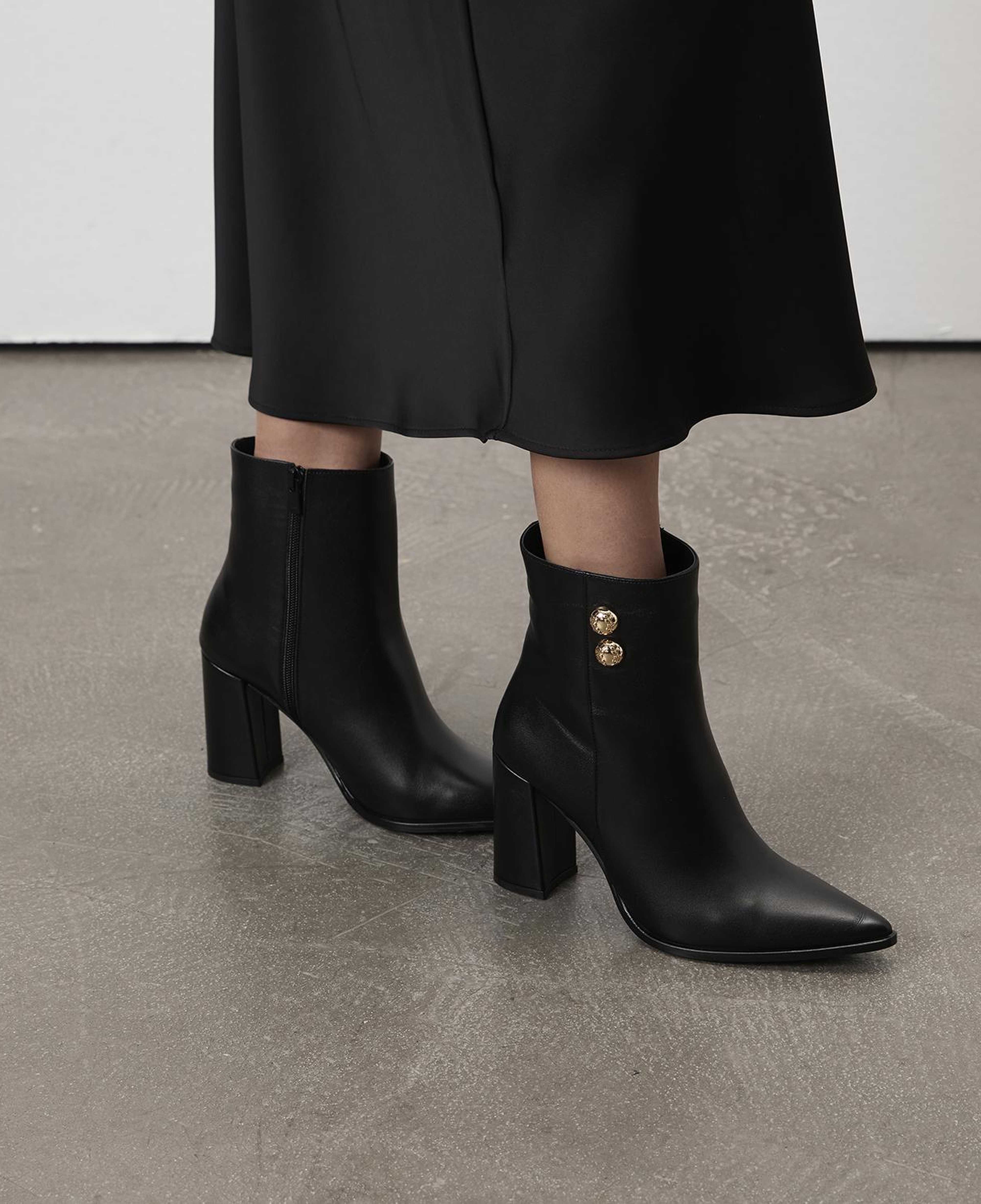 Kadın Siyah Metal Aksesuarlı Deri Topuklu Bot