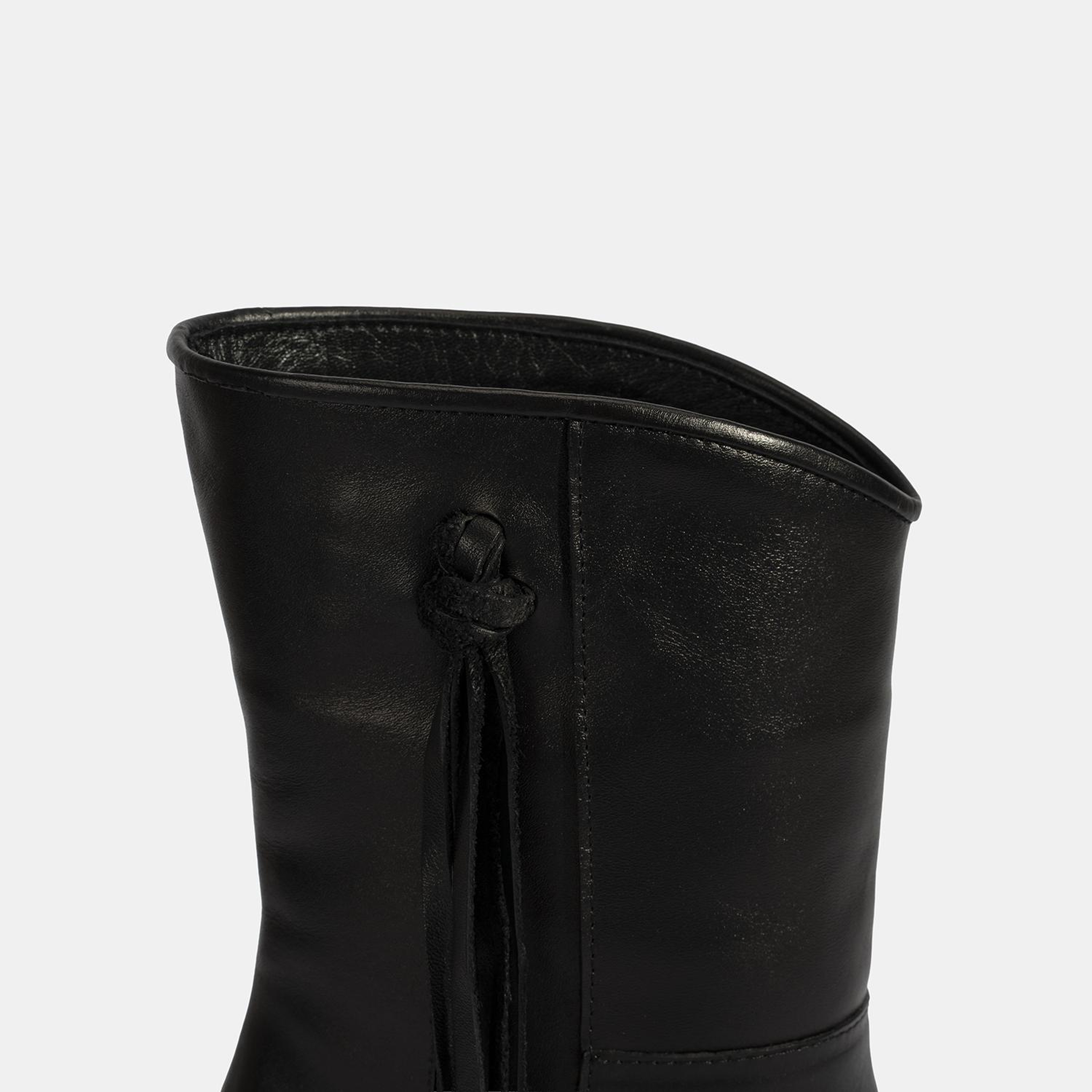 Kadın Siyah Püskül Detaylı Topuklu Deri Bot