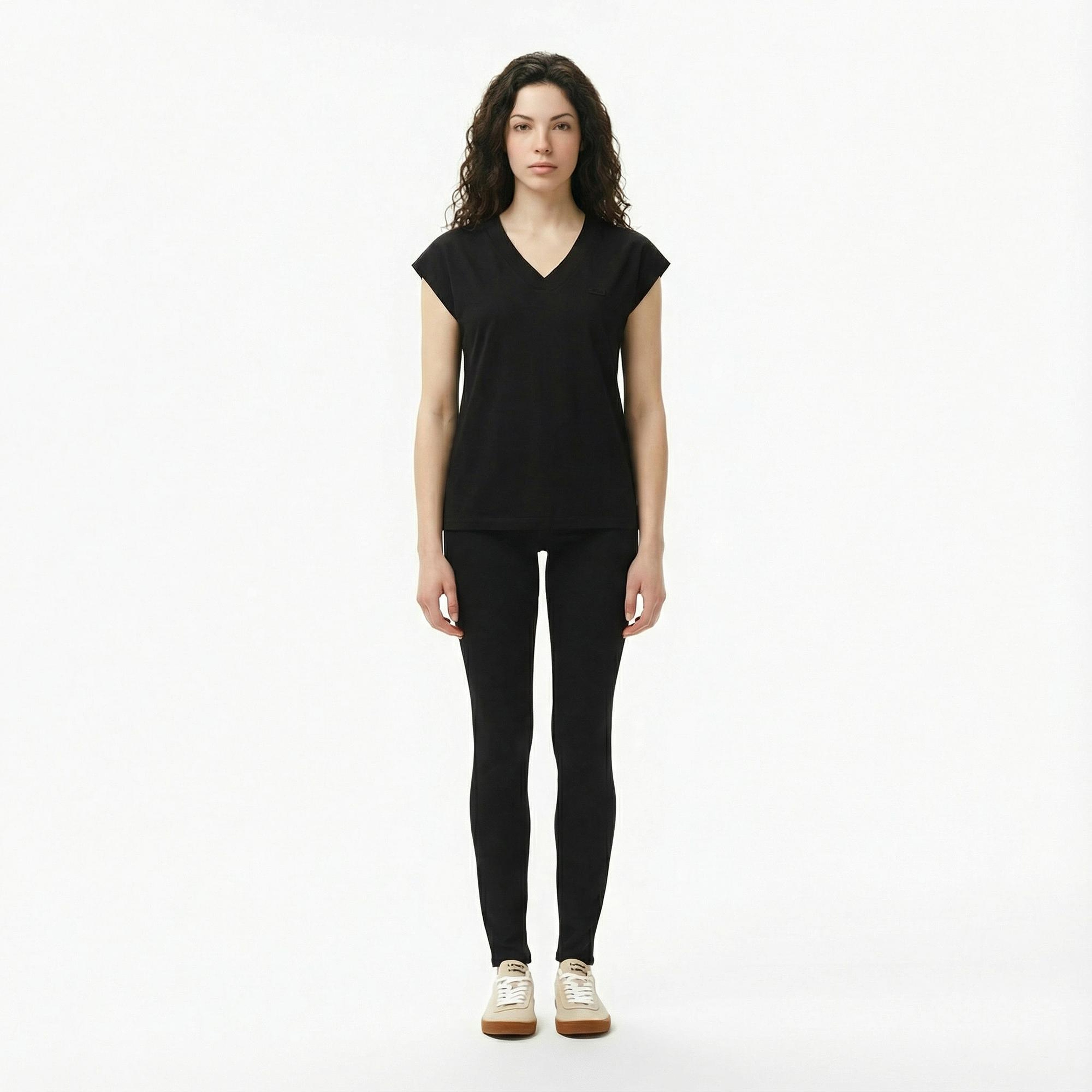 Lacoste Kadın Slim Fit V Yaka Siyah T-Shirt