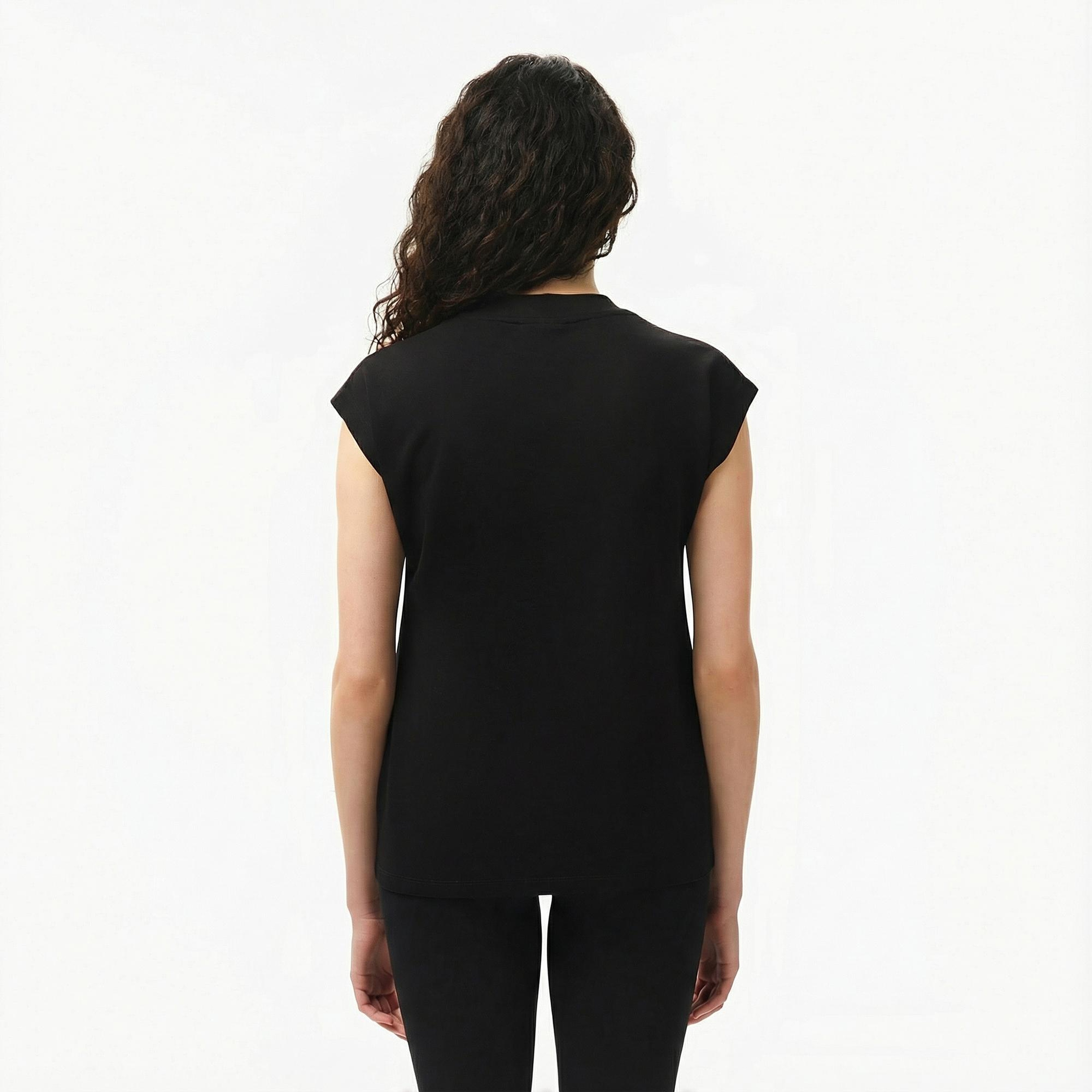 Lacoste Kadın Slim Fit V Yaka Siyah T-Shirt