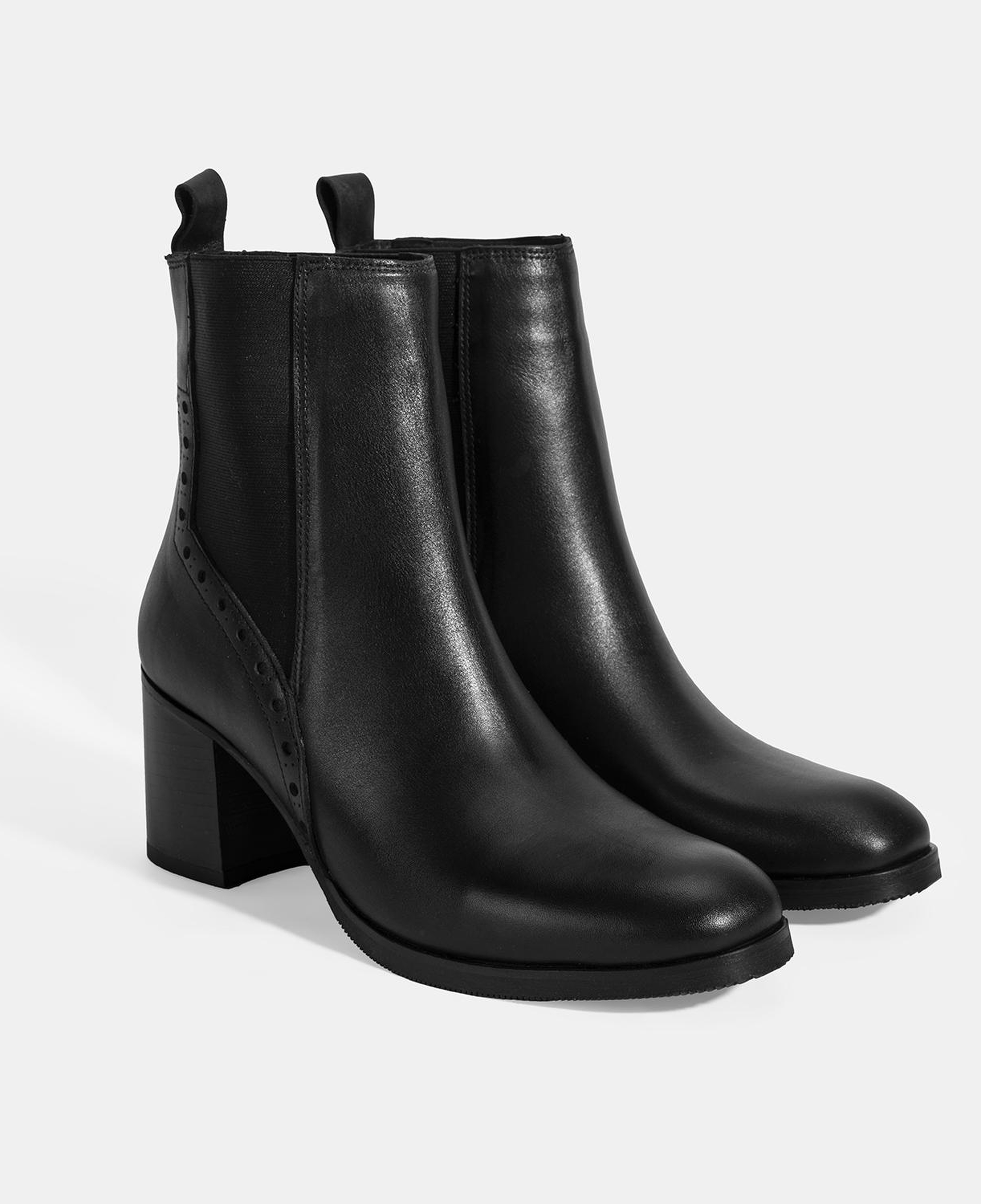 Kadın Siyah Lastik Detaylı Topuklu Deri Bot