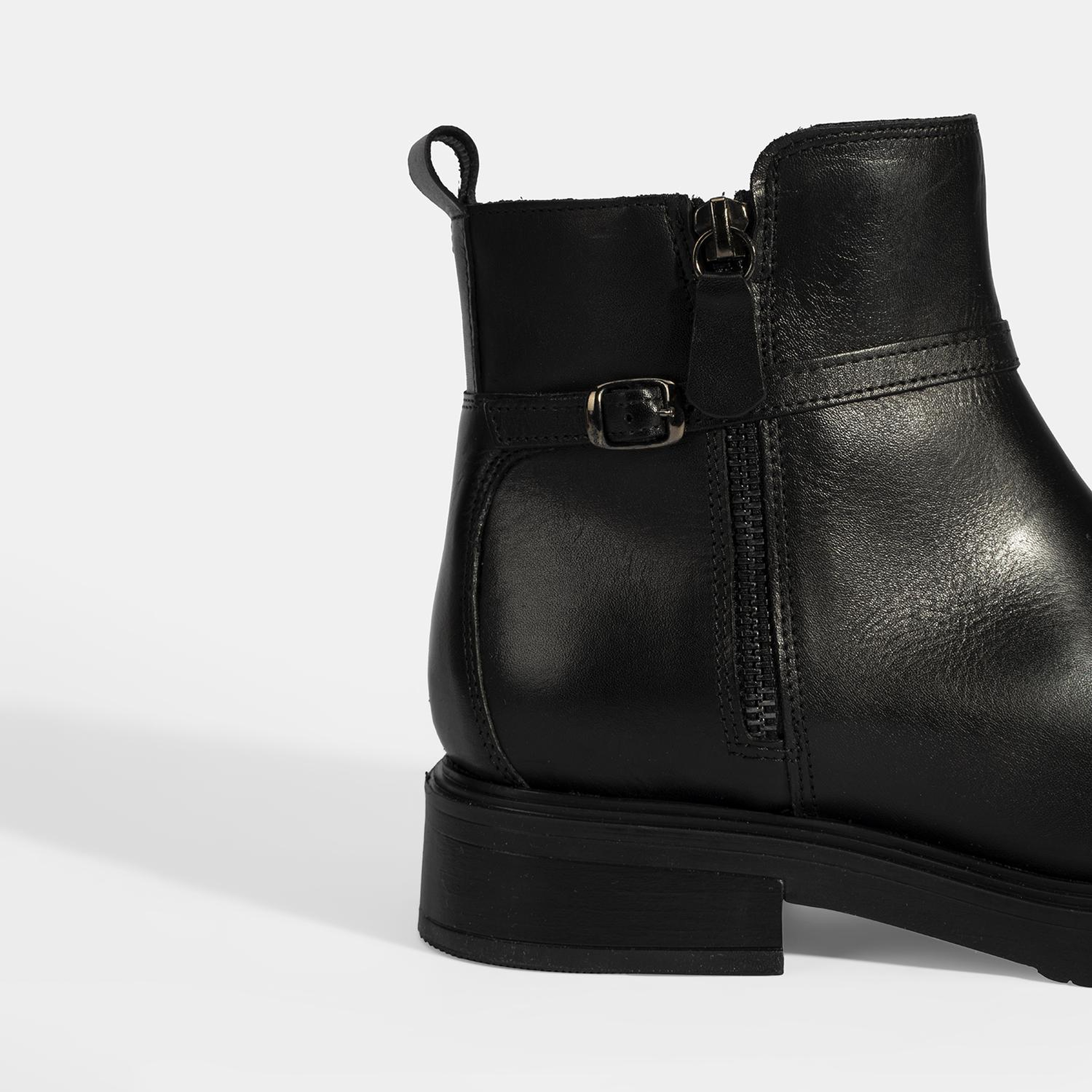 Kadın Siyah Metal Toka Detaylı Fermuarlı Deri Bot