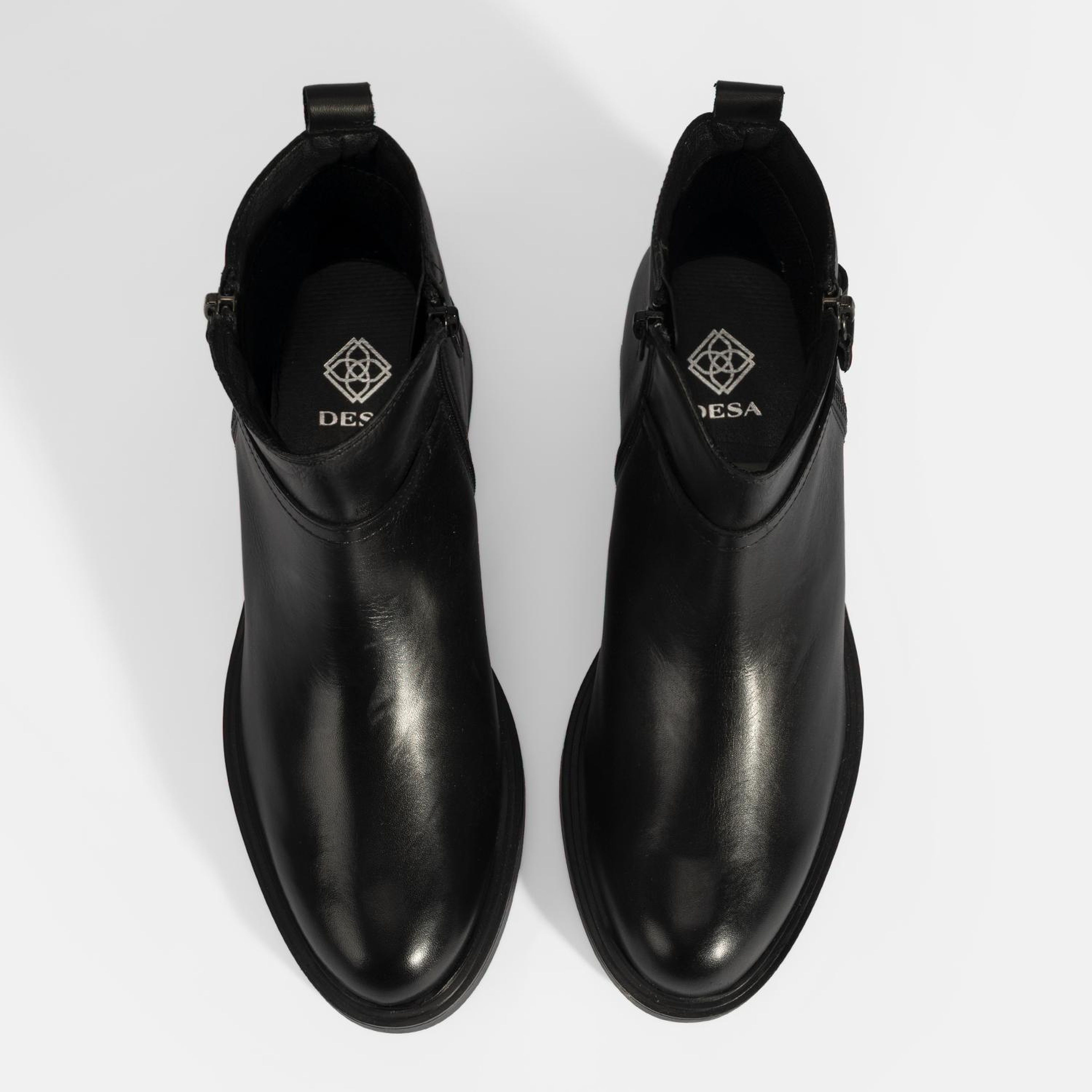 Kadın Siyah Metal Toka Detaylı Fermuarlı Deri Bot