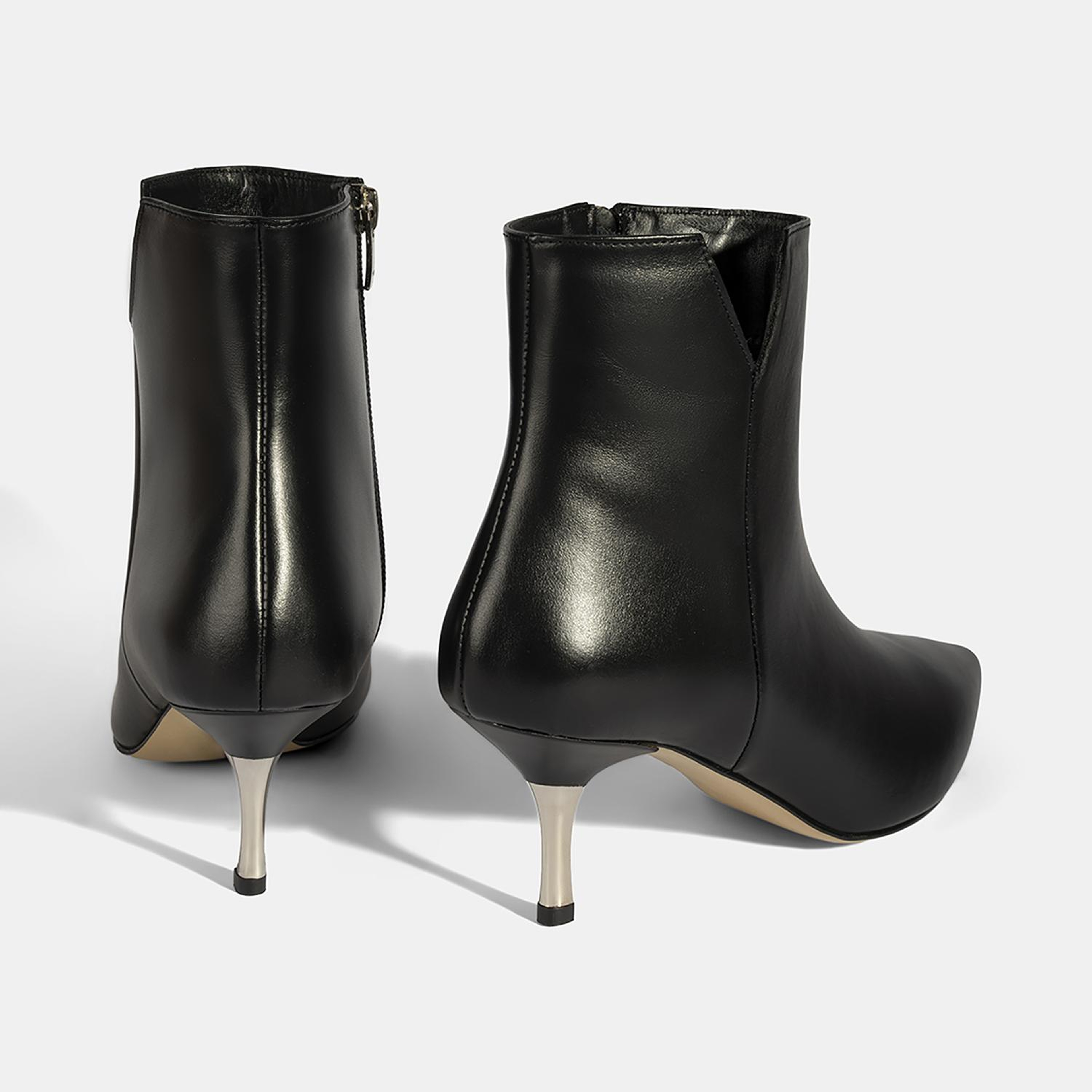 Kadın Siyah İnce Topuklu Sivri Burunlu Deri Bot