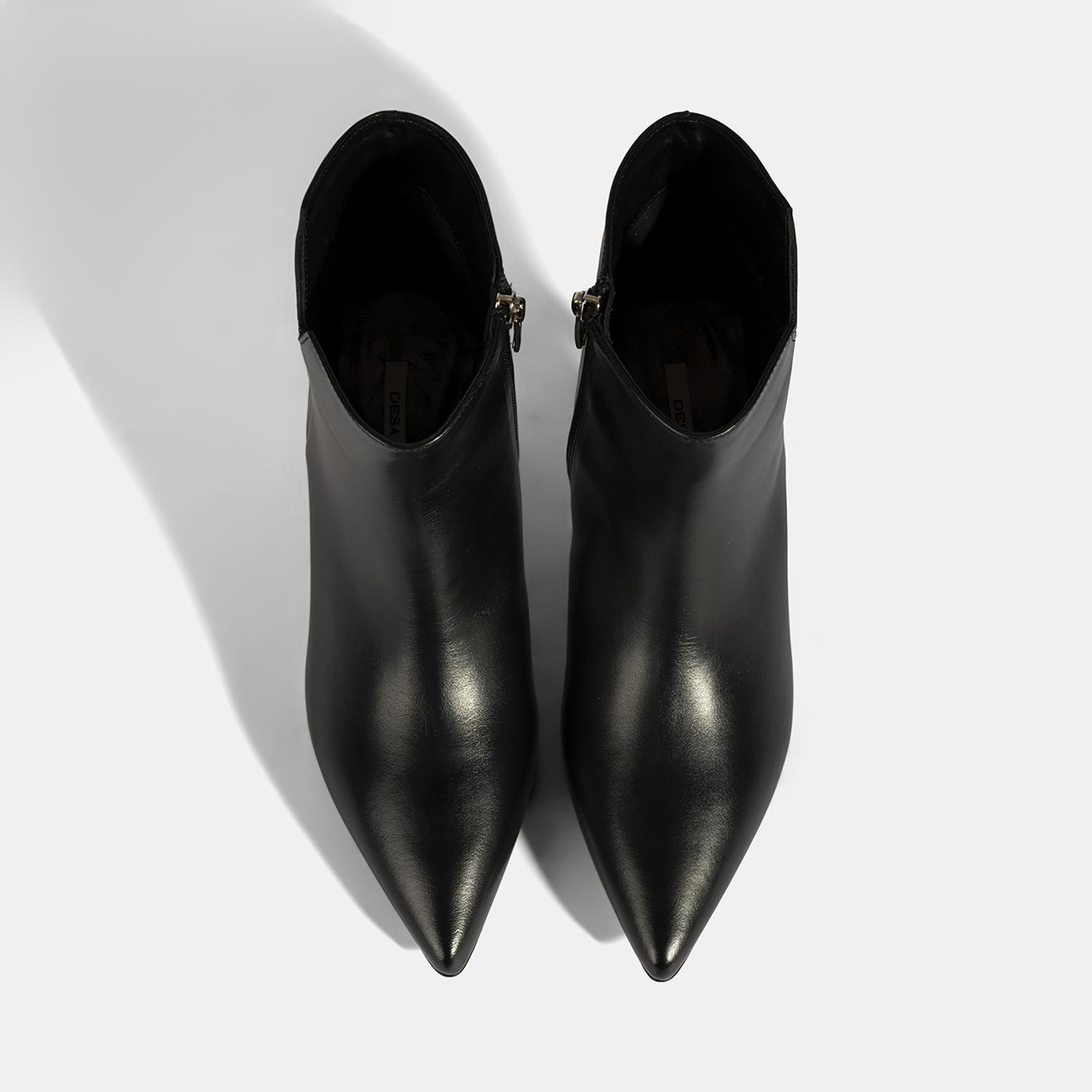 Kadın Siyah İnce Topuklu Sivri Burunlu Deri Bot