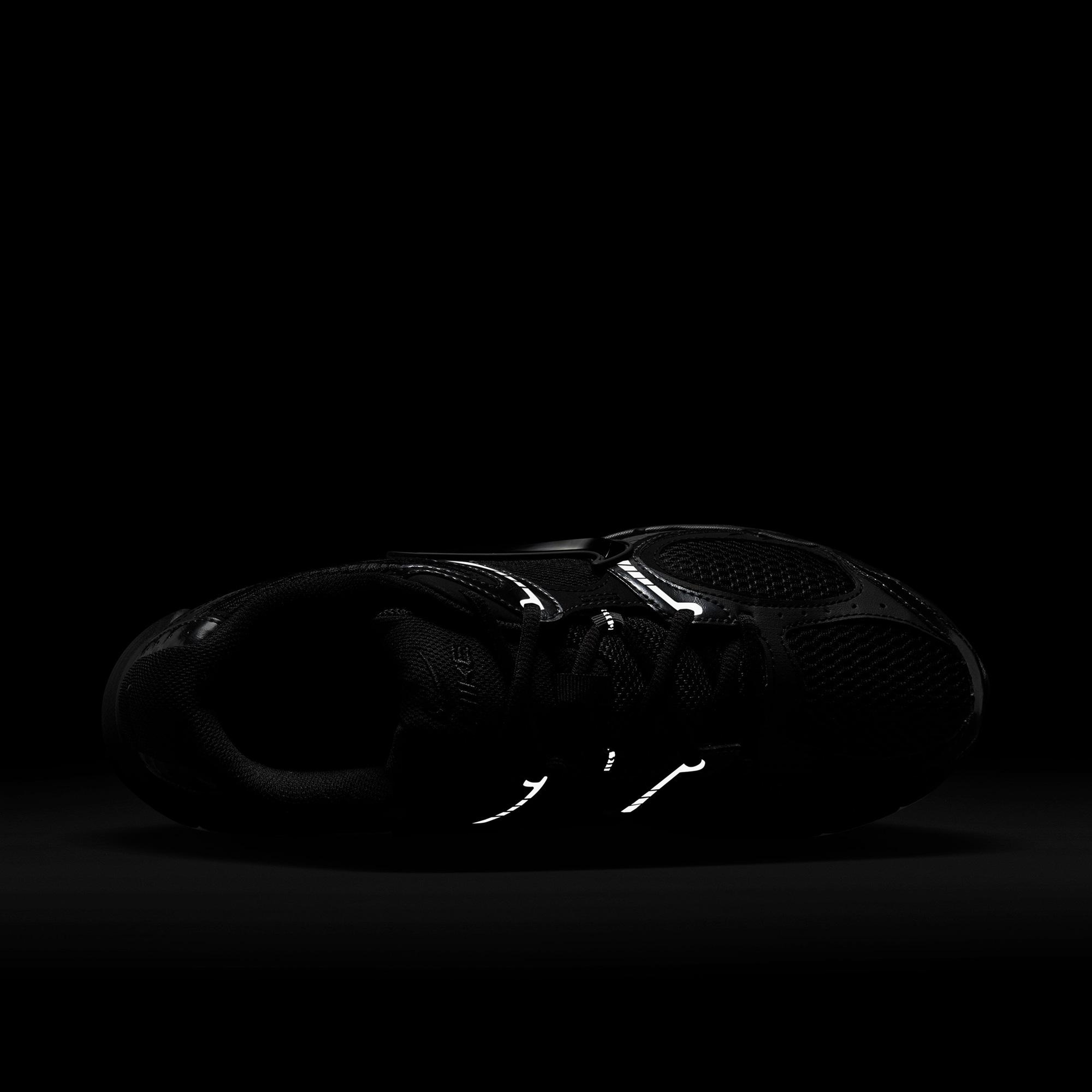 Nike V5 RNR Erkek Siyah Spor Ayakkabı