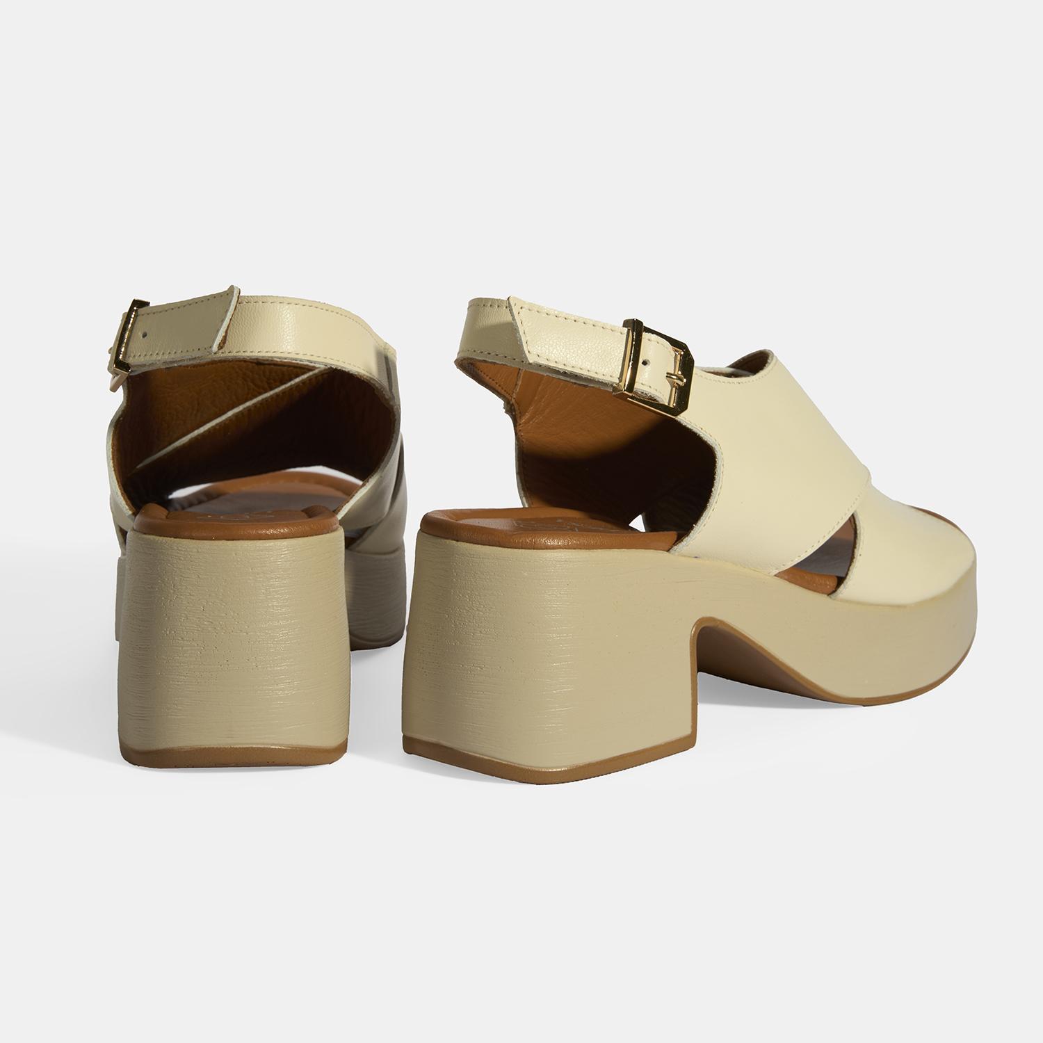 Krem Kadın Toka Detaylı Deri Sandalet