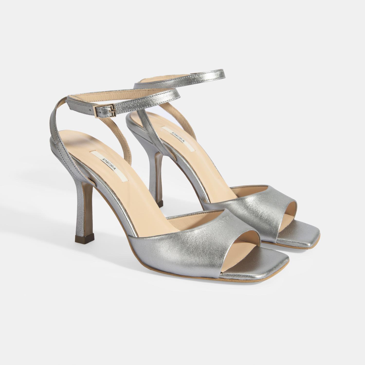 Kadın Gümüş Ayarlanabilir Tokalı Deri Abiye Topuklu Sandalet