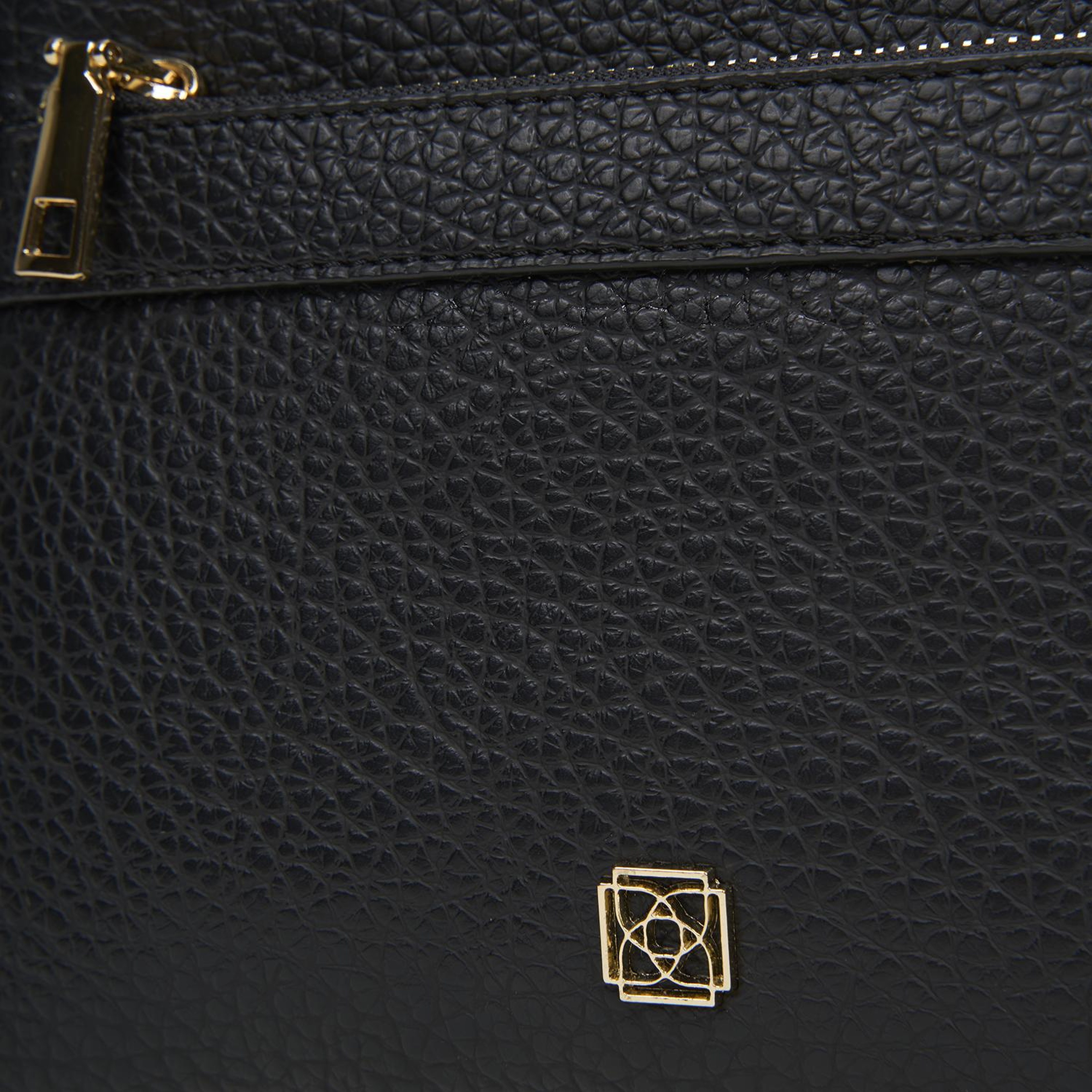 Kadın Siyah Dokulu Fermuar Detaylı Postacı Çantası