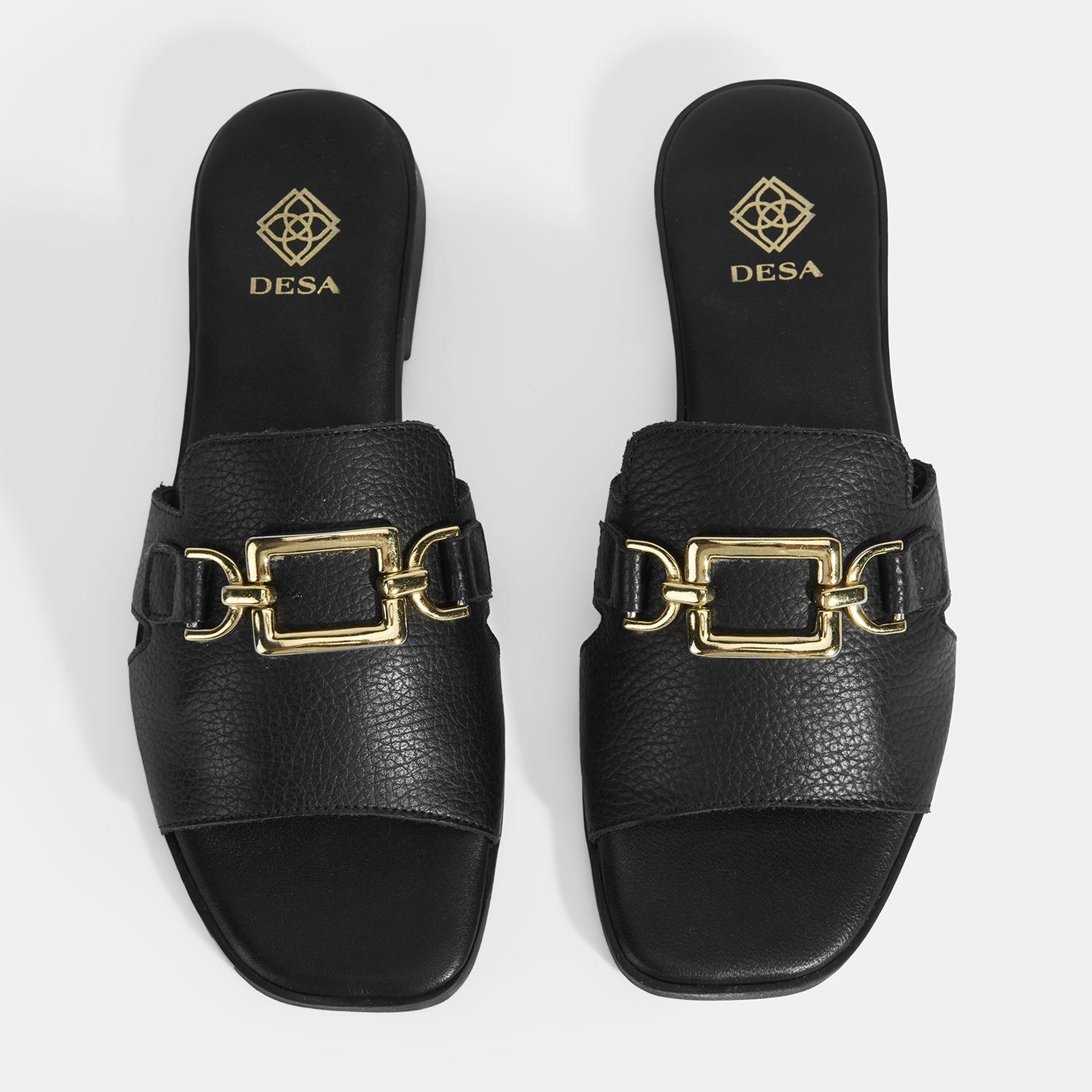 Kadın Siyah Metal Toka Aksesuarlı Deri Terlik