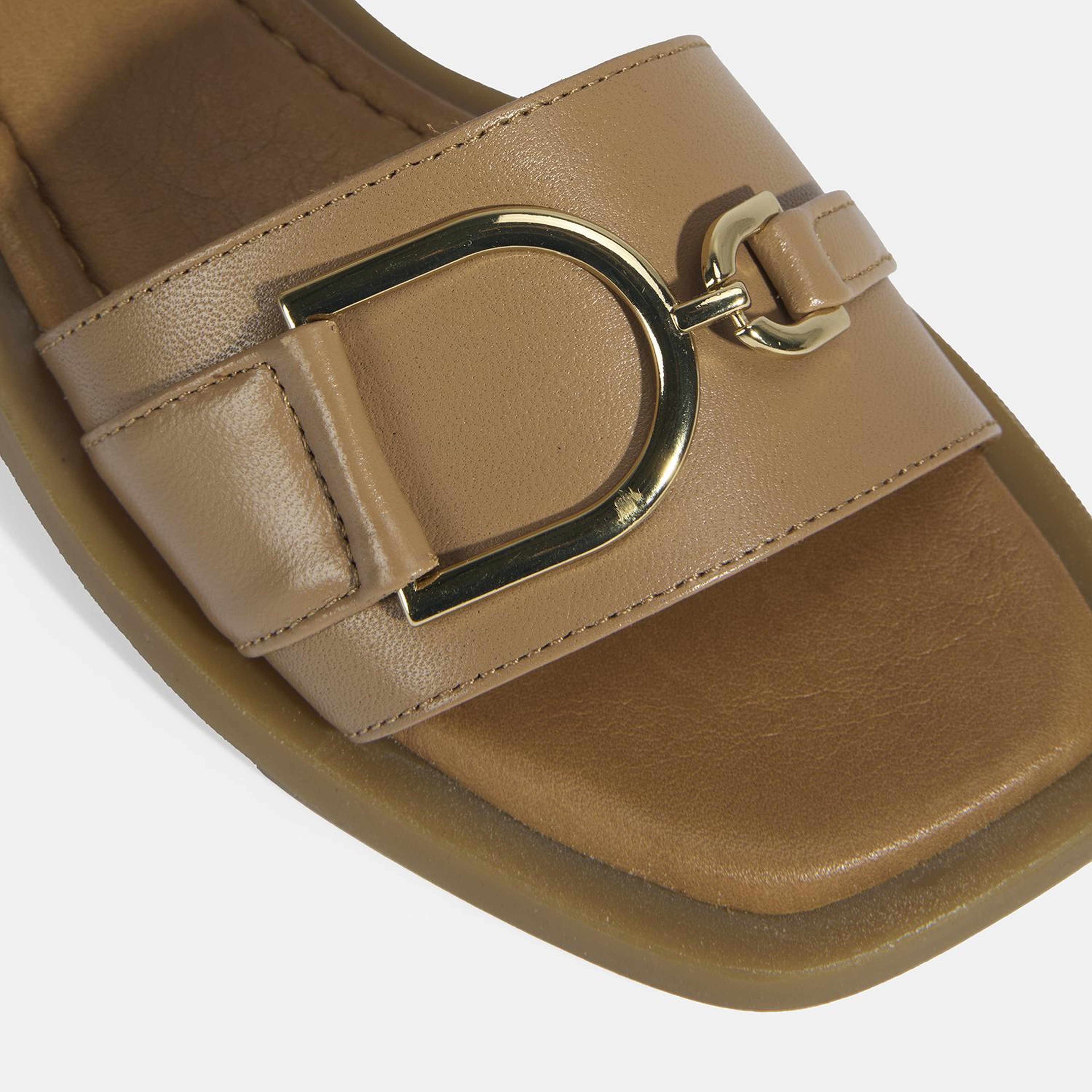 Taba Kadın Metal Aksesuarlı Ayarlanabilir Tokalı Deri Sandalet