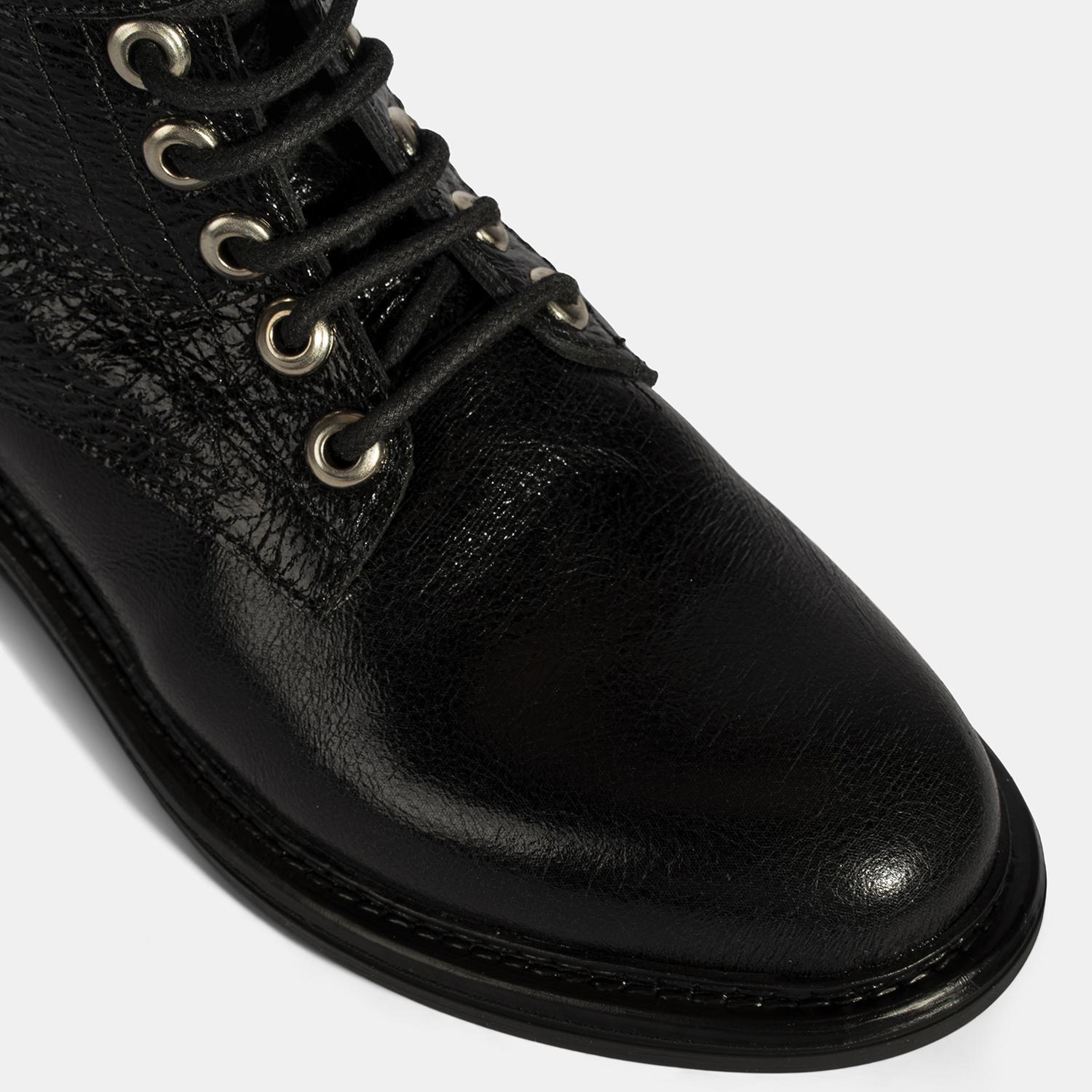 Kadın Siyah Bağcıklı Metal Aksesuarlı Deri Postal Bot