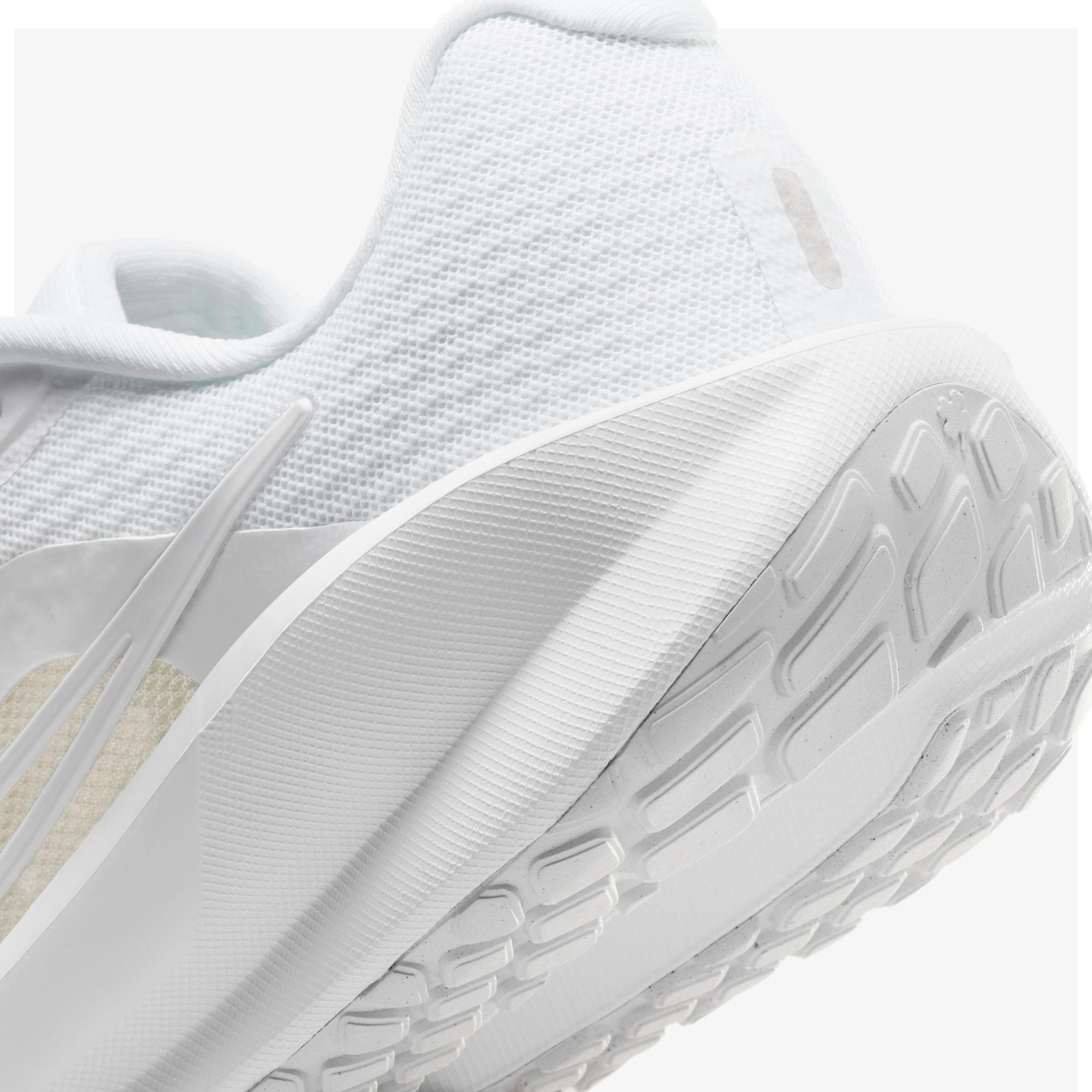 Nike Downshifter 13 Kadın Beyaz Koşu Ayakkabısı