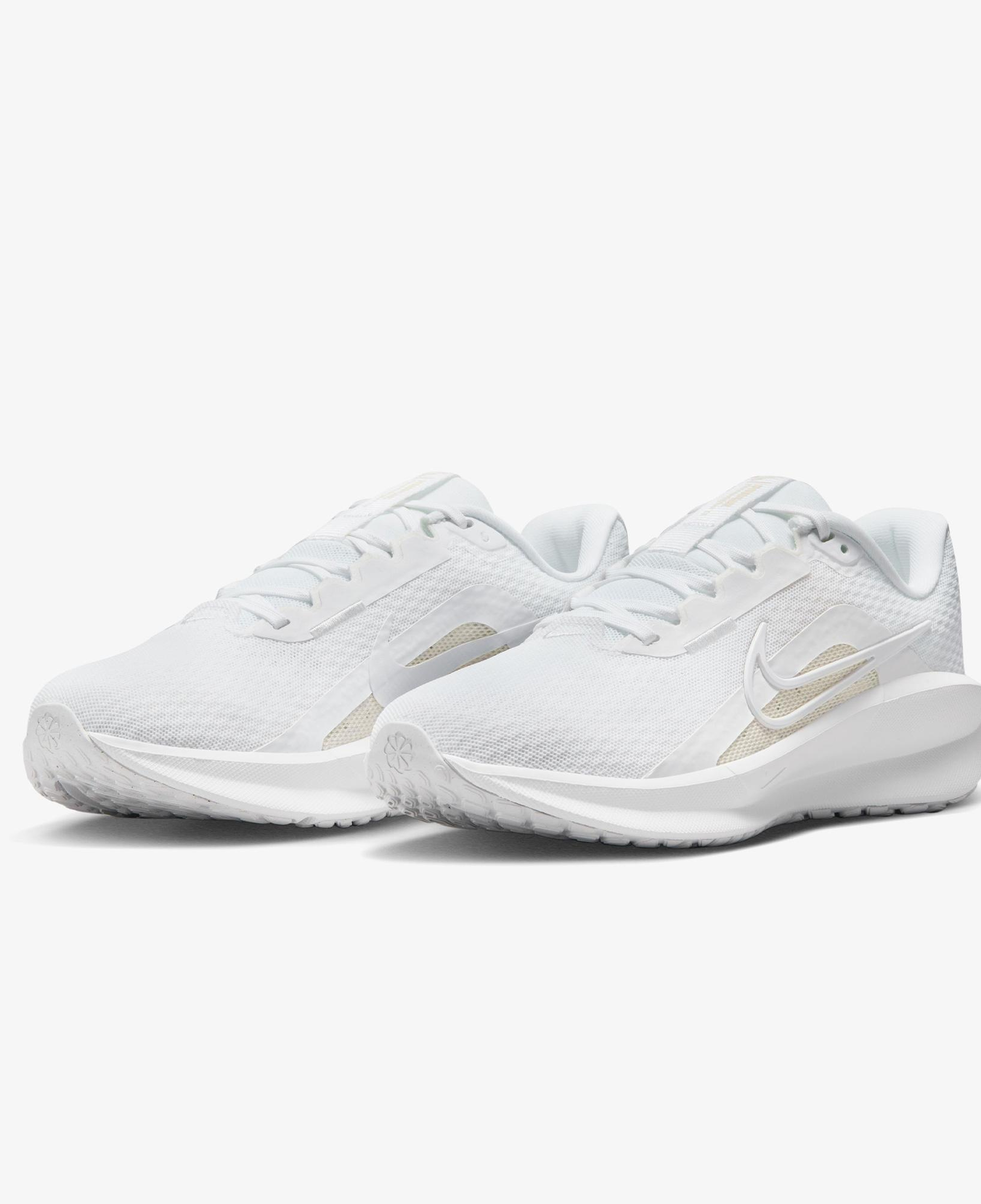 Nike Downshifter 13 Kadın Beyaz Koşu Ayakkabısı