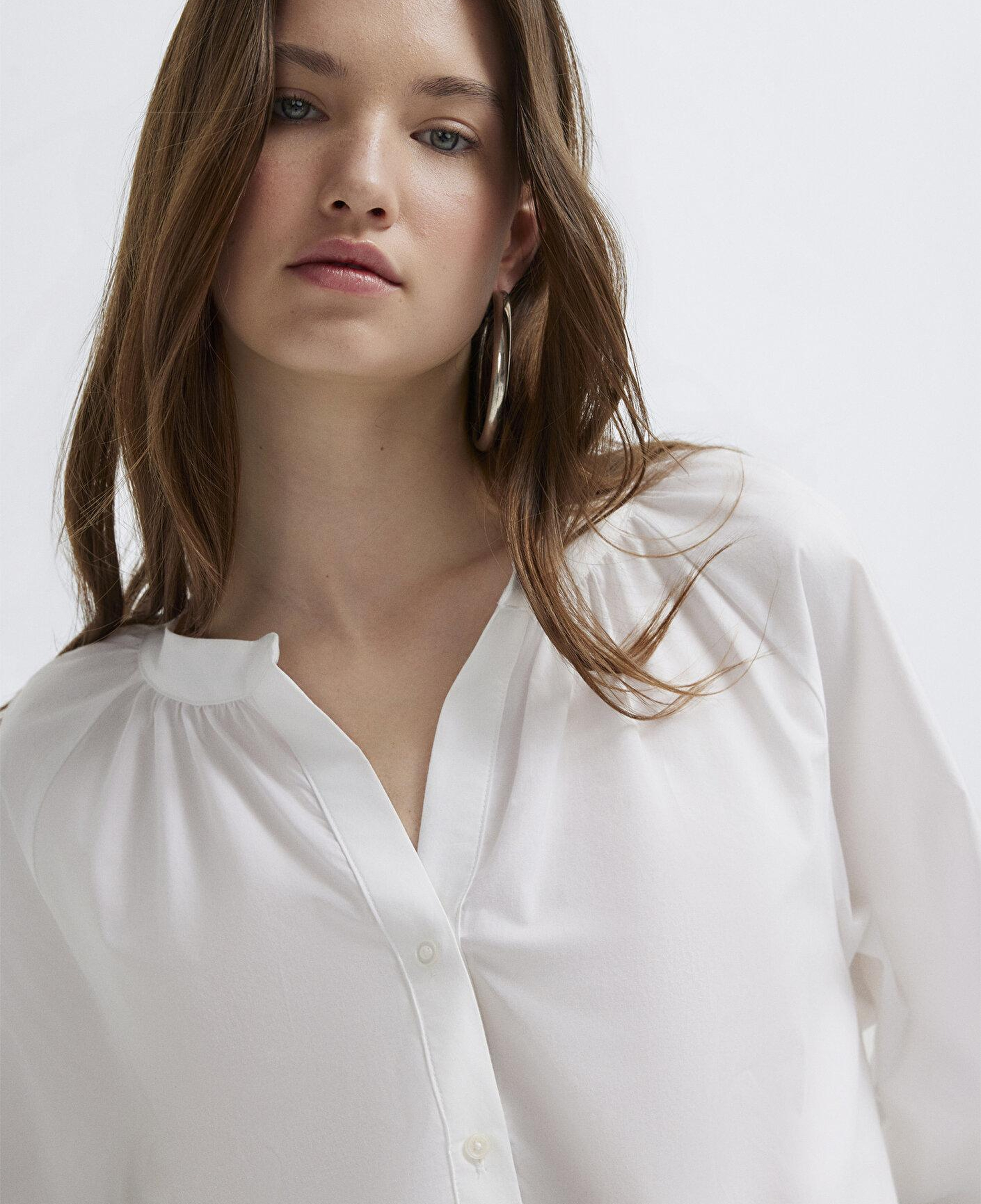 Mavi Detaylı Beyaz Gömlek Loose Fit / Bol Rahat Kesim 1211348-620