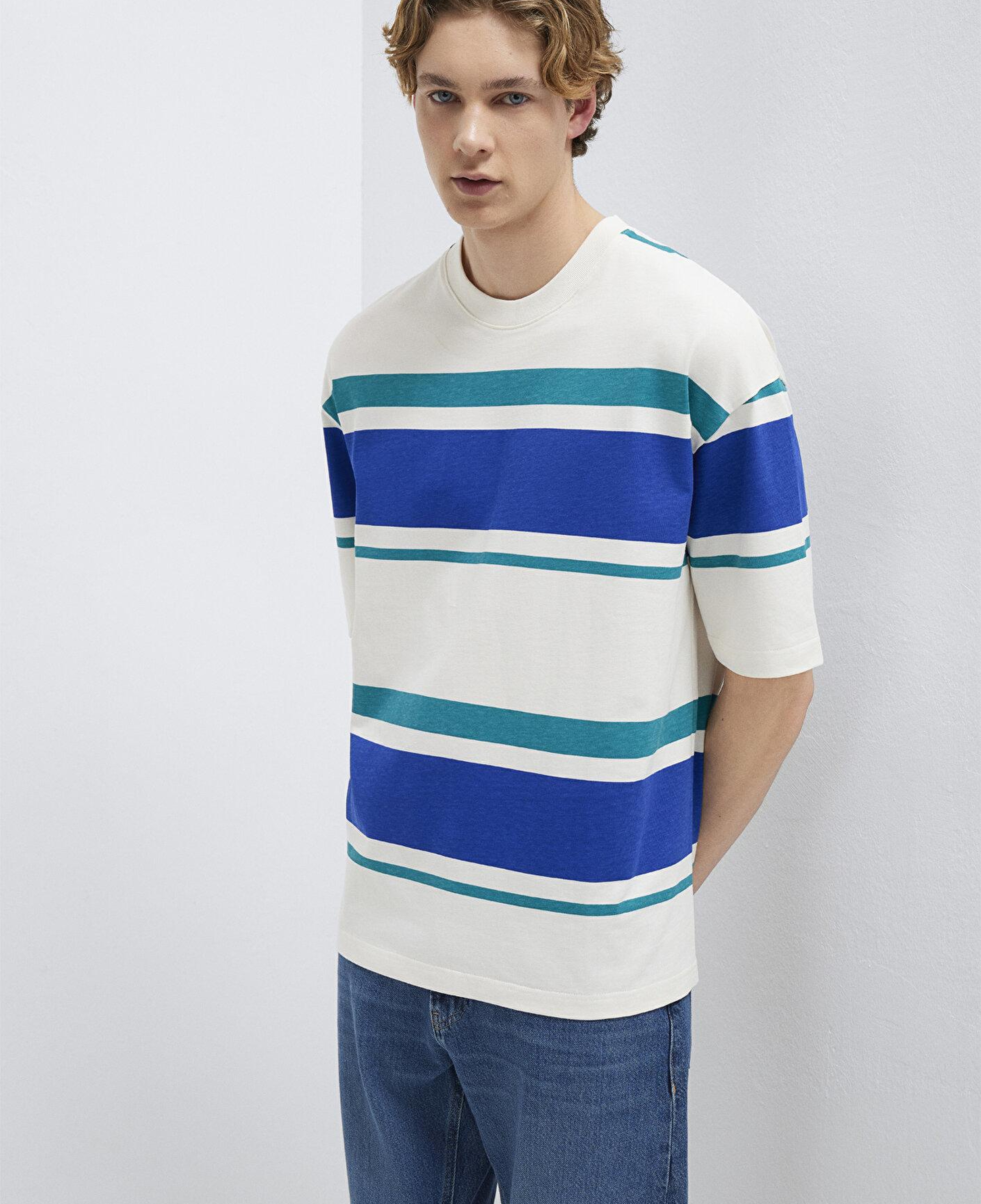 Mavi Blok Çizgili Ekru Tişört Oversize / Geniş Kesim 0613331-70057