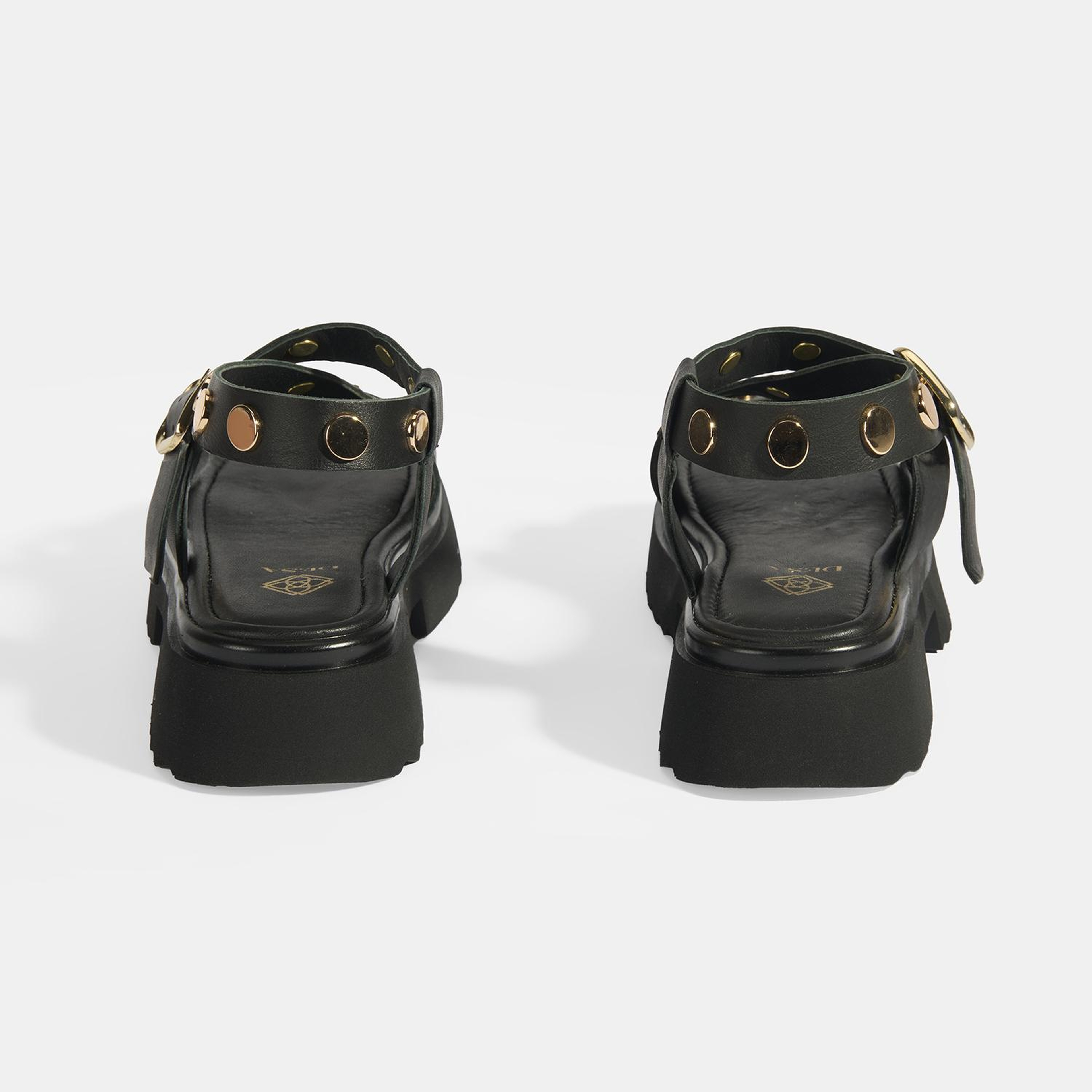 Kadın Siyah Zımba Detaylı Deri Sandalet