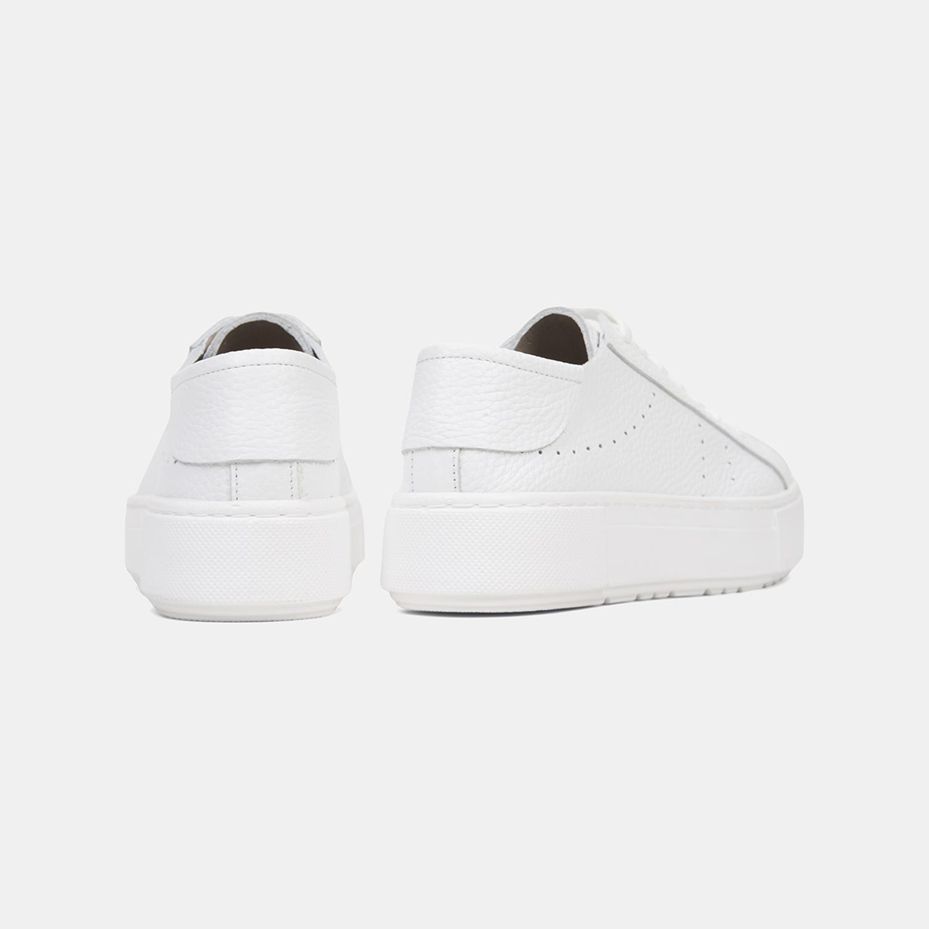 Kadın Beyaz Bağcıklı Kalın Tabanlı Deri Spor Ayakkabı