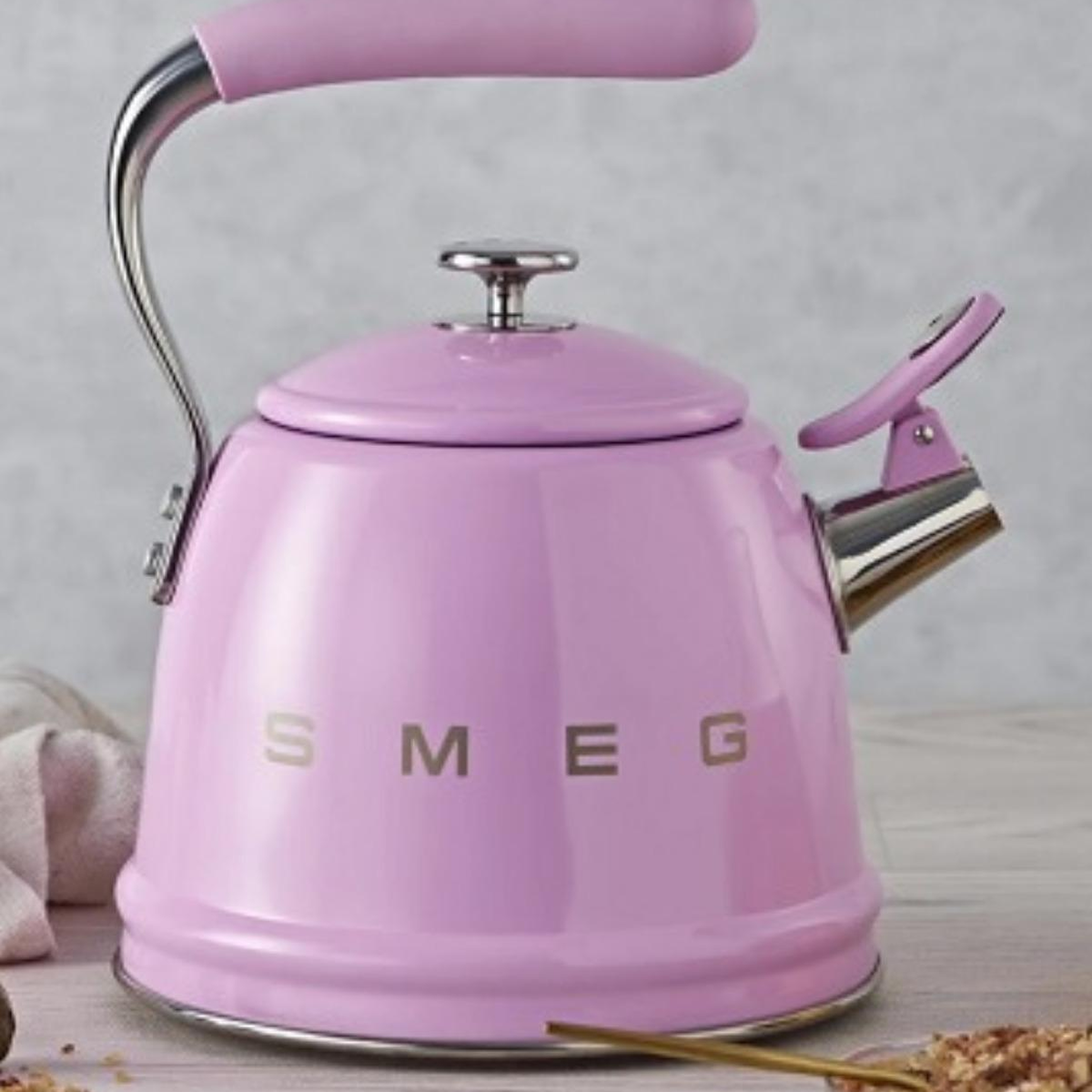 Smeg 50's Style Pembe Set Üstü Islıklı Kettle 2.3 Lt