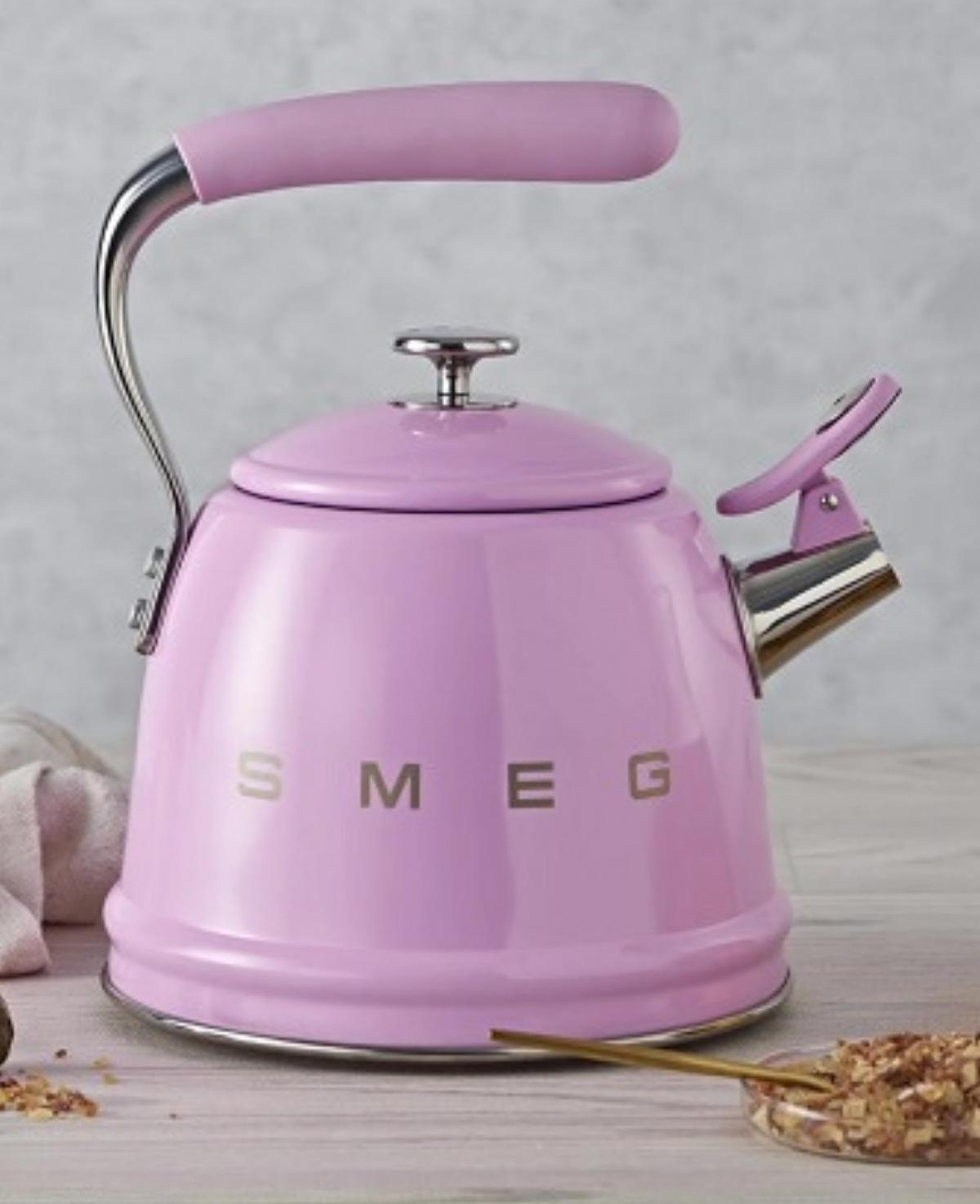 Smeg 50's Style Pembe Set Üstü Islıklı Kettle 2.3 Lt