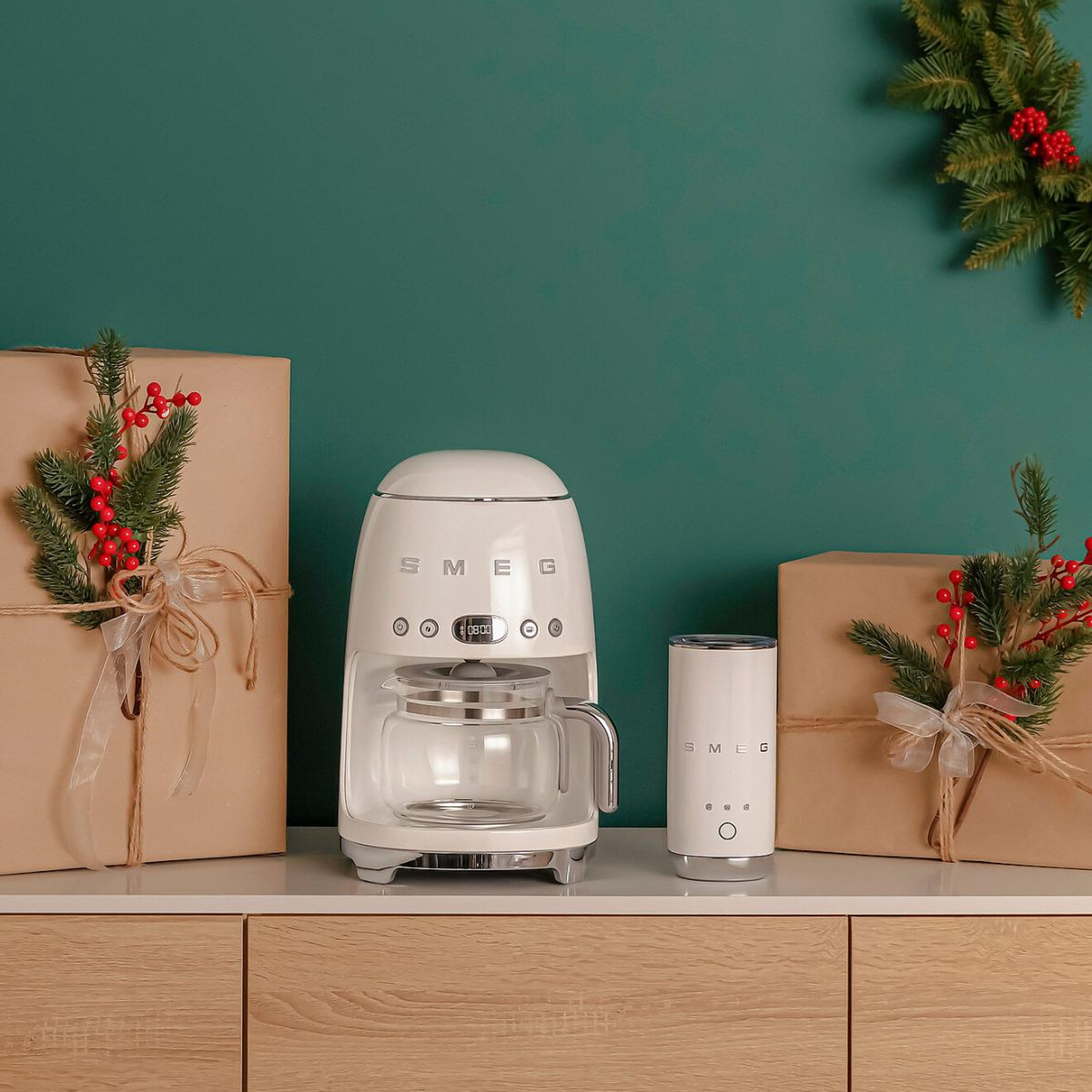 Smeg 50's Style Retro Beyaz Filtre Kahve Makinesi dcf02wheu