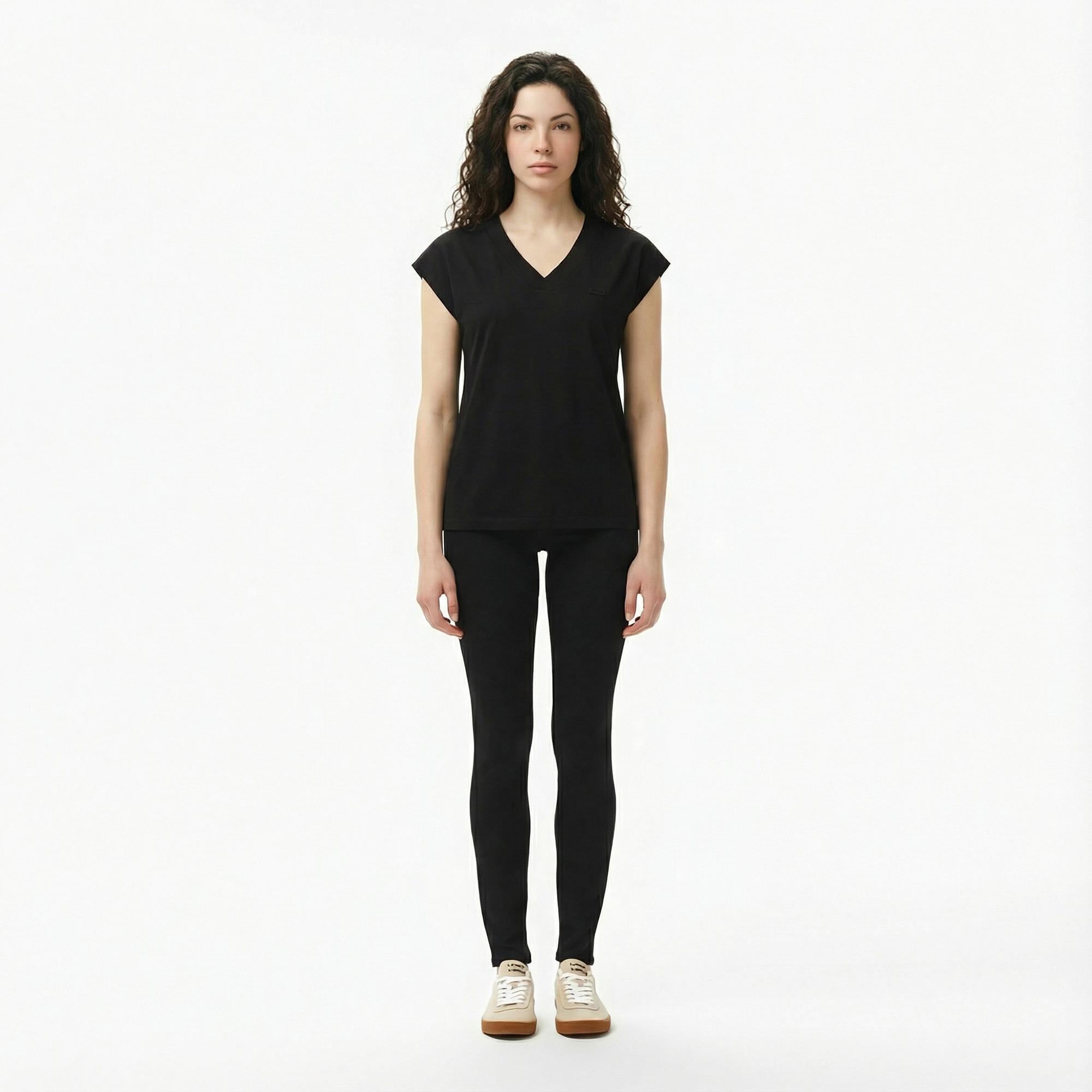 Lacoste Kadın Slim Fit V Yaka Siyah T-Shirt
