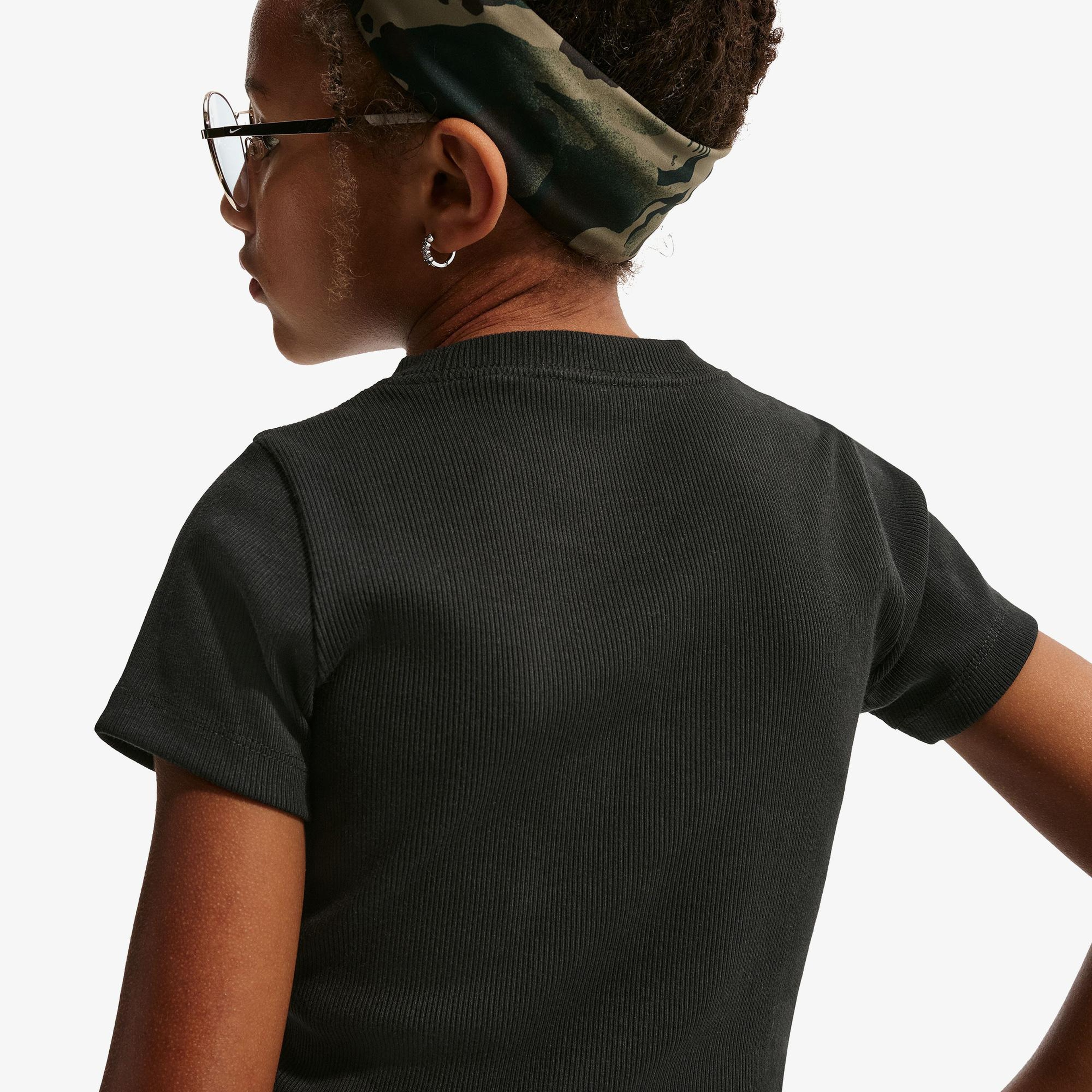 Nike Sportswear Çocuk Siyah Crop T-Shirt