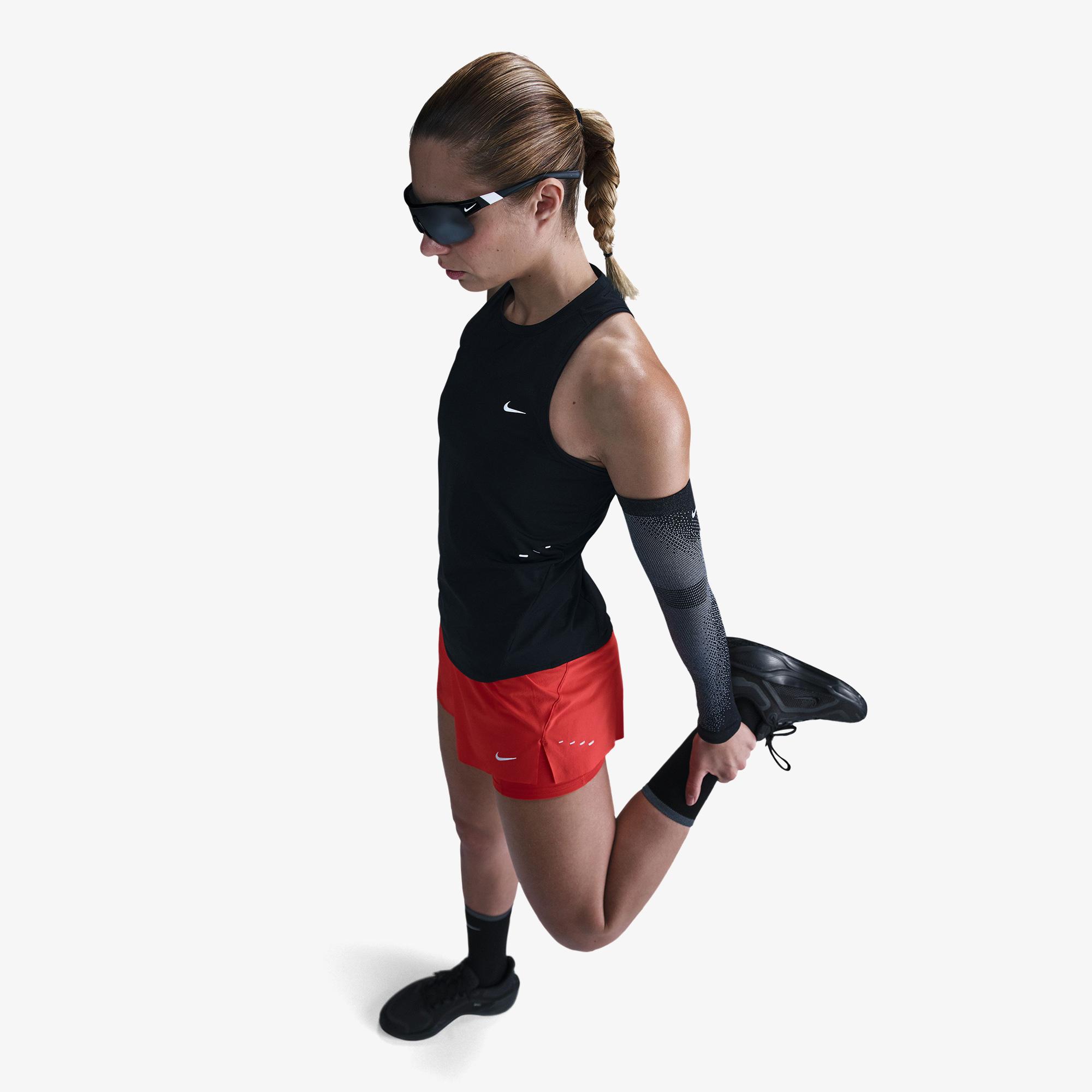 Nike Swift Dri-Fit Kadın Siyah Kolsuz T-Shirt