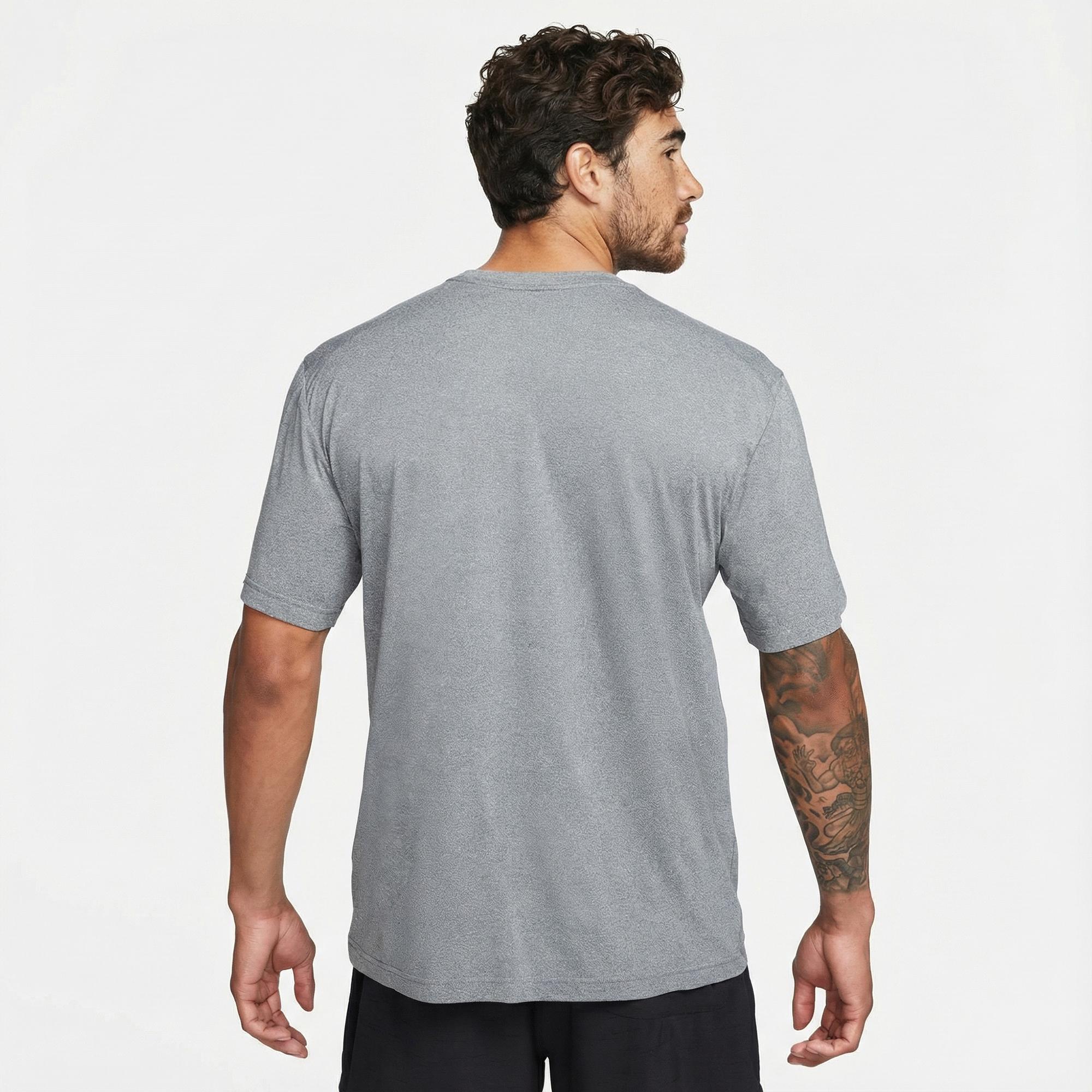 Nike Dri-Fit Hyverse Erkek Gri T-Shirt