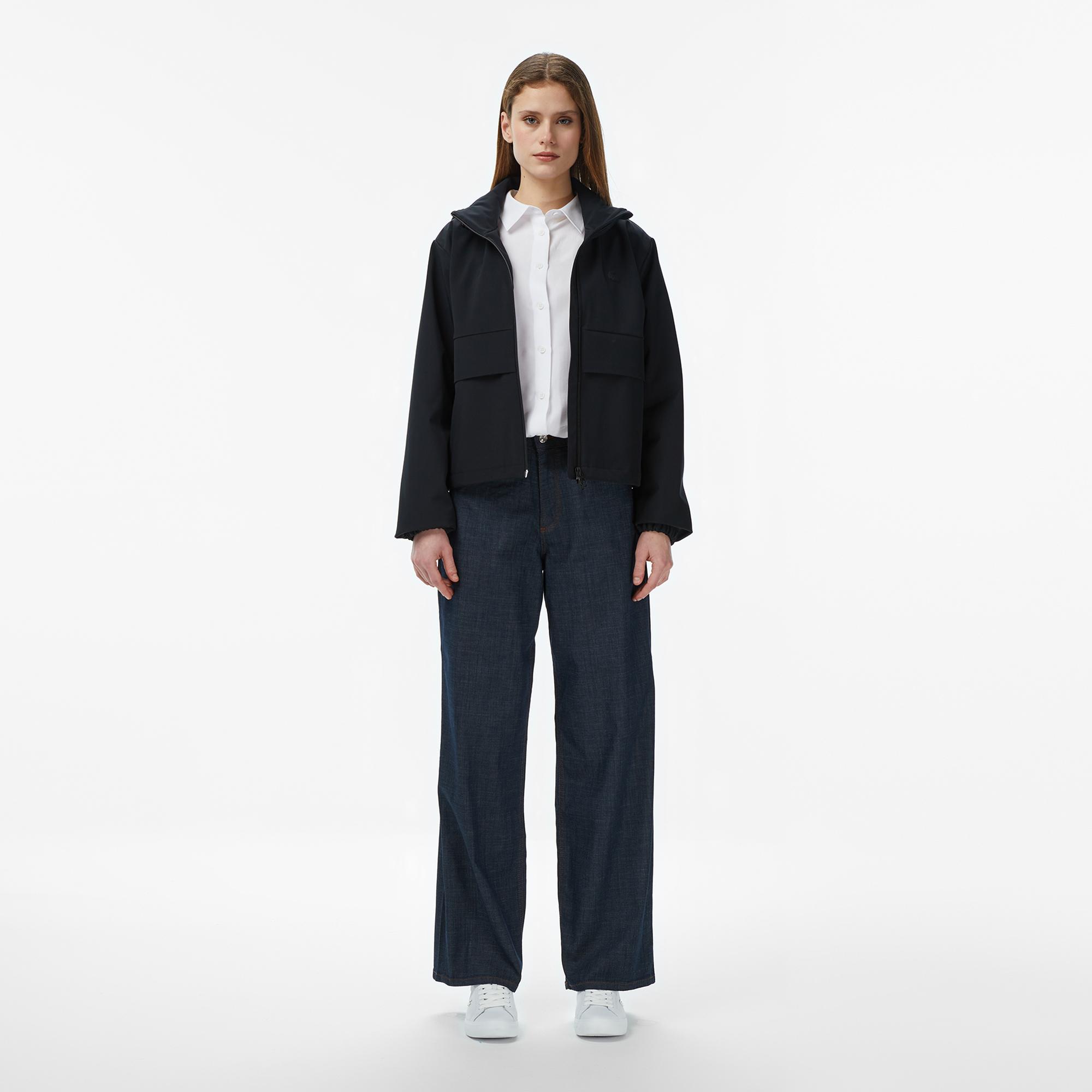 Lacoste Kadın Regular Fit Kapüşonlu Baskılı Siyah Yağmurluk