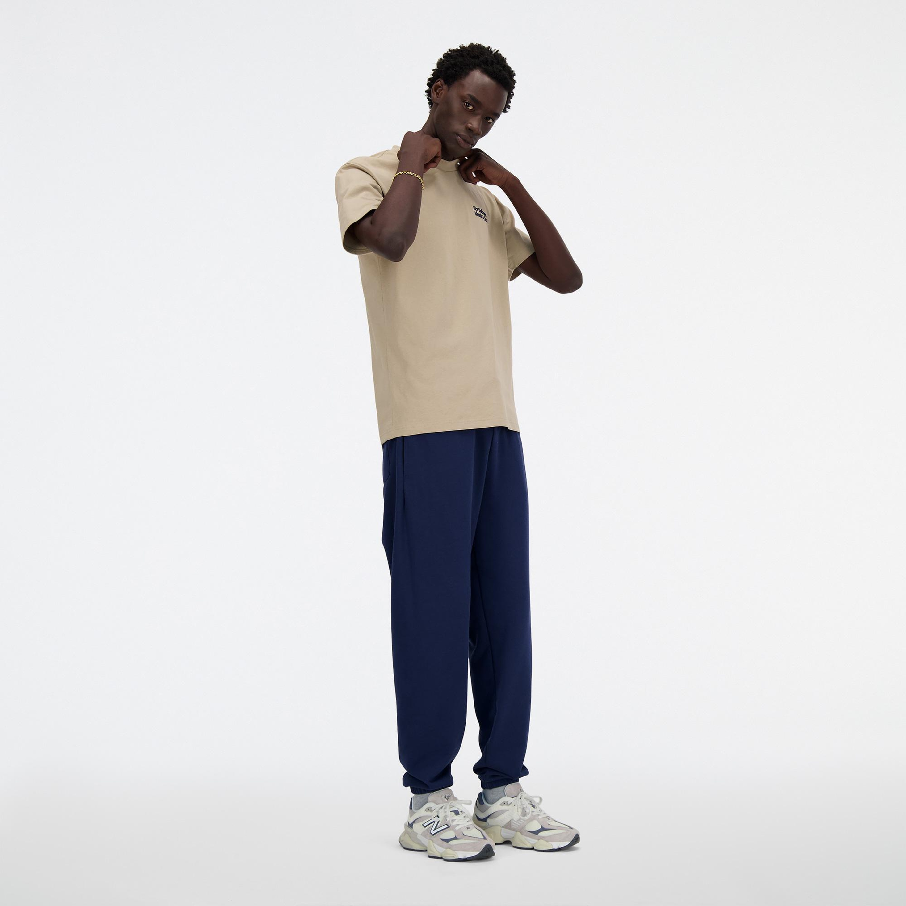 New Balance Athletics Flocked Relaxed Tee Erkek T-Shirt