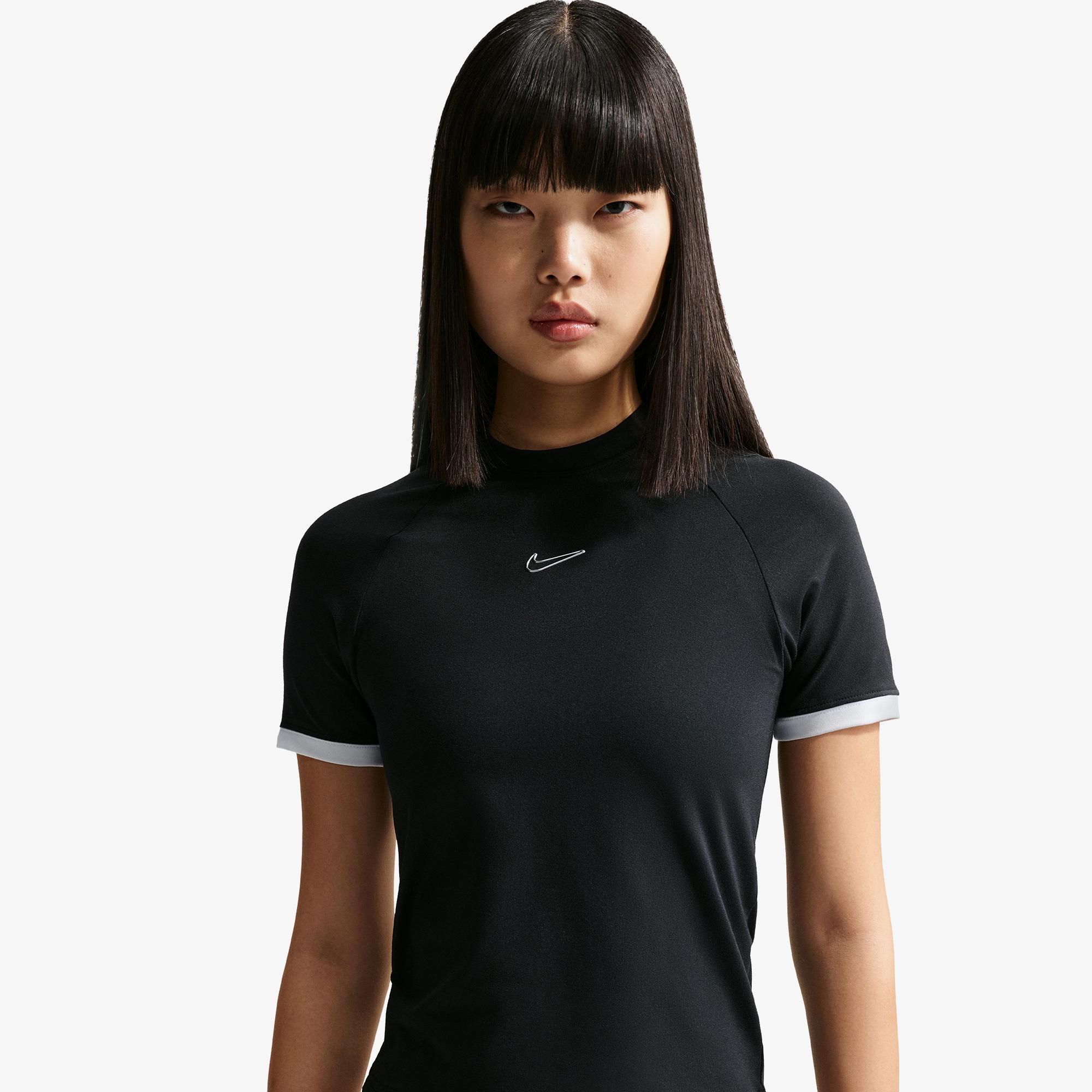 Nike Sportswear Fitted Kadın Siyah T-Shirt