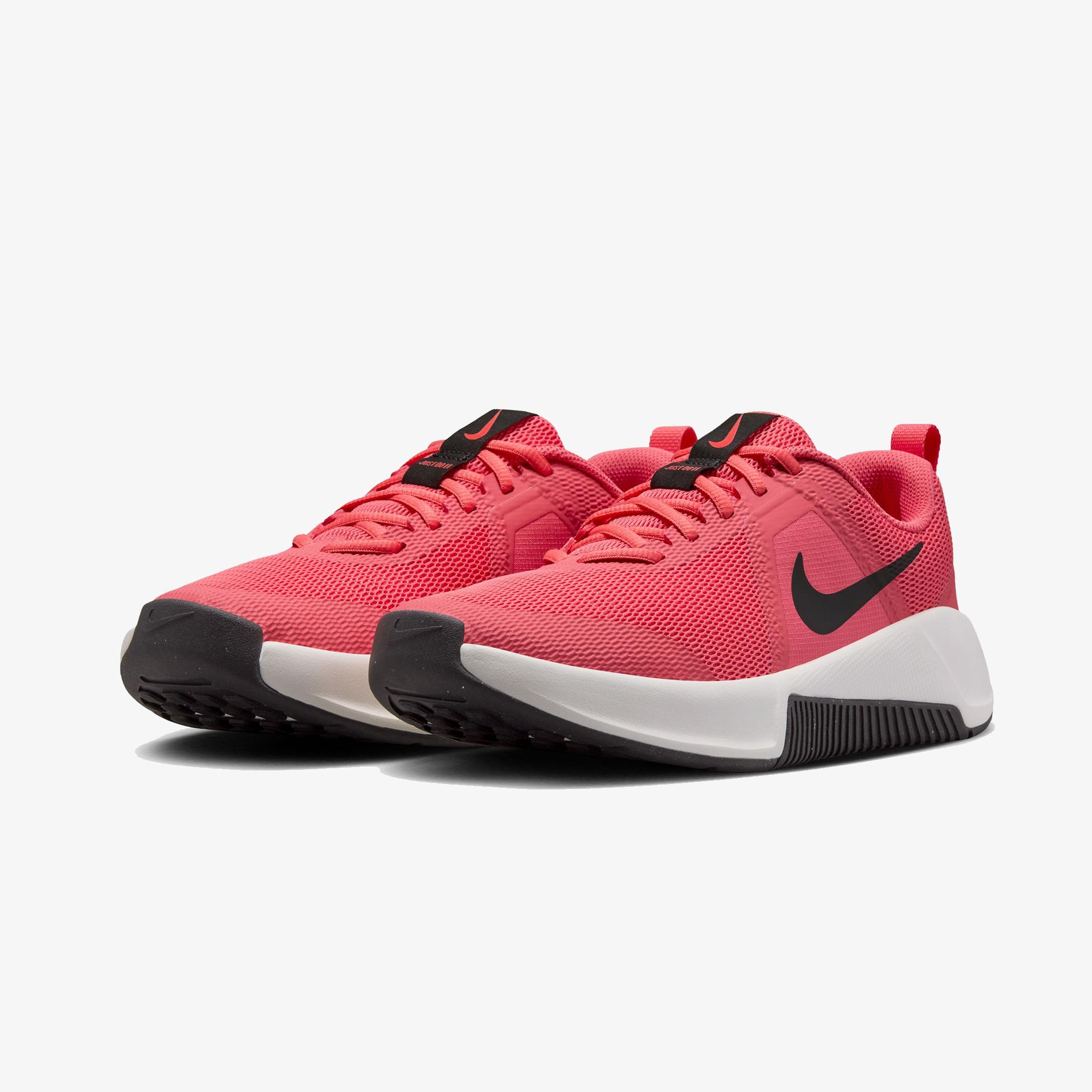 Nike MC Trainer 3 Kadın Turuncu Spor Ayakkabı