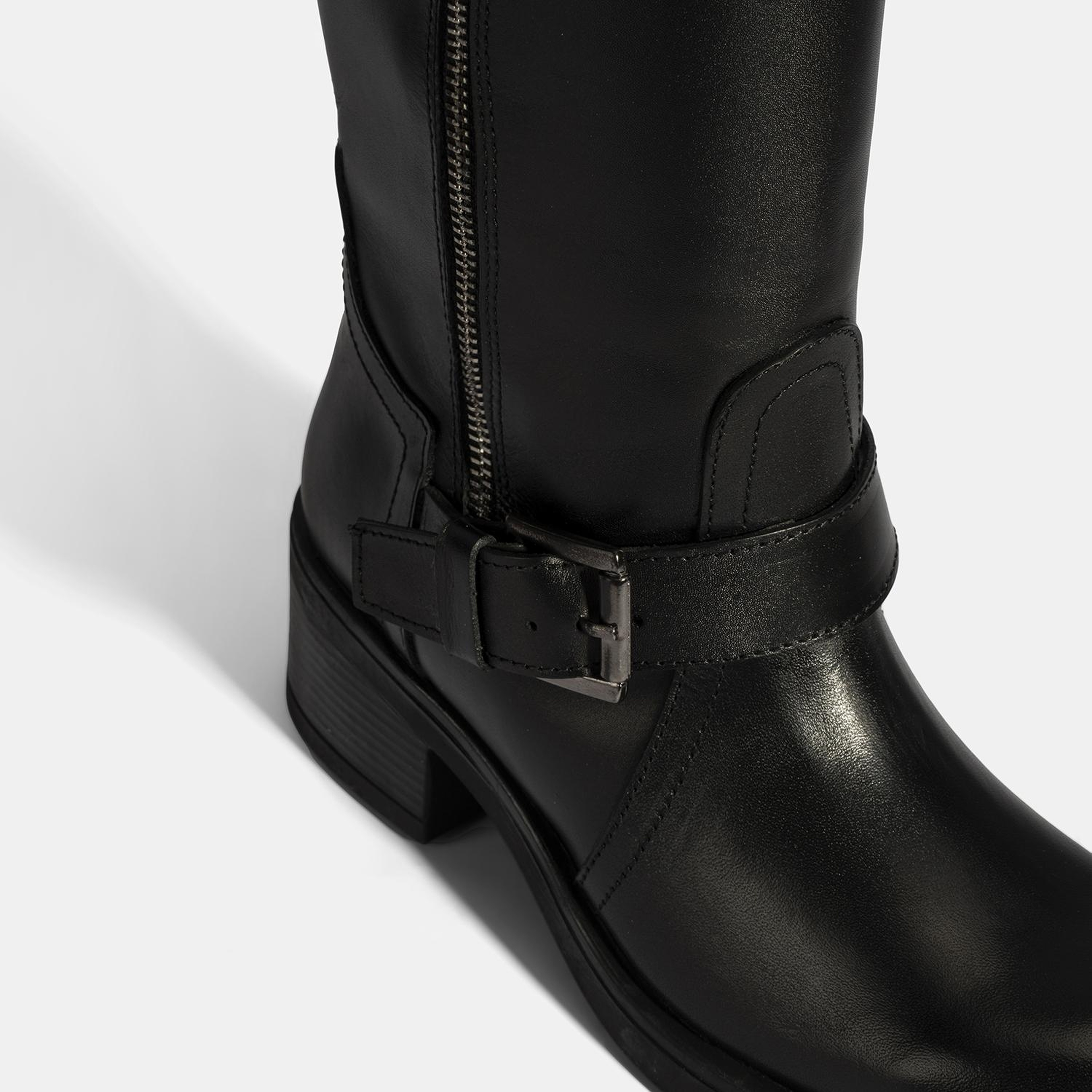 Kadın Siyah Metal Toka Detaylı Deri Çizme