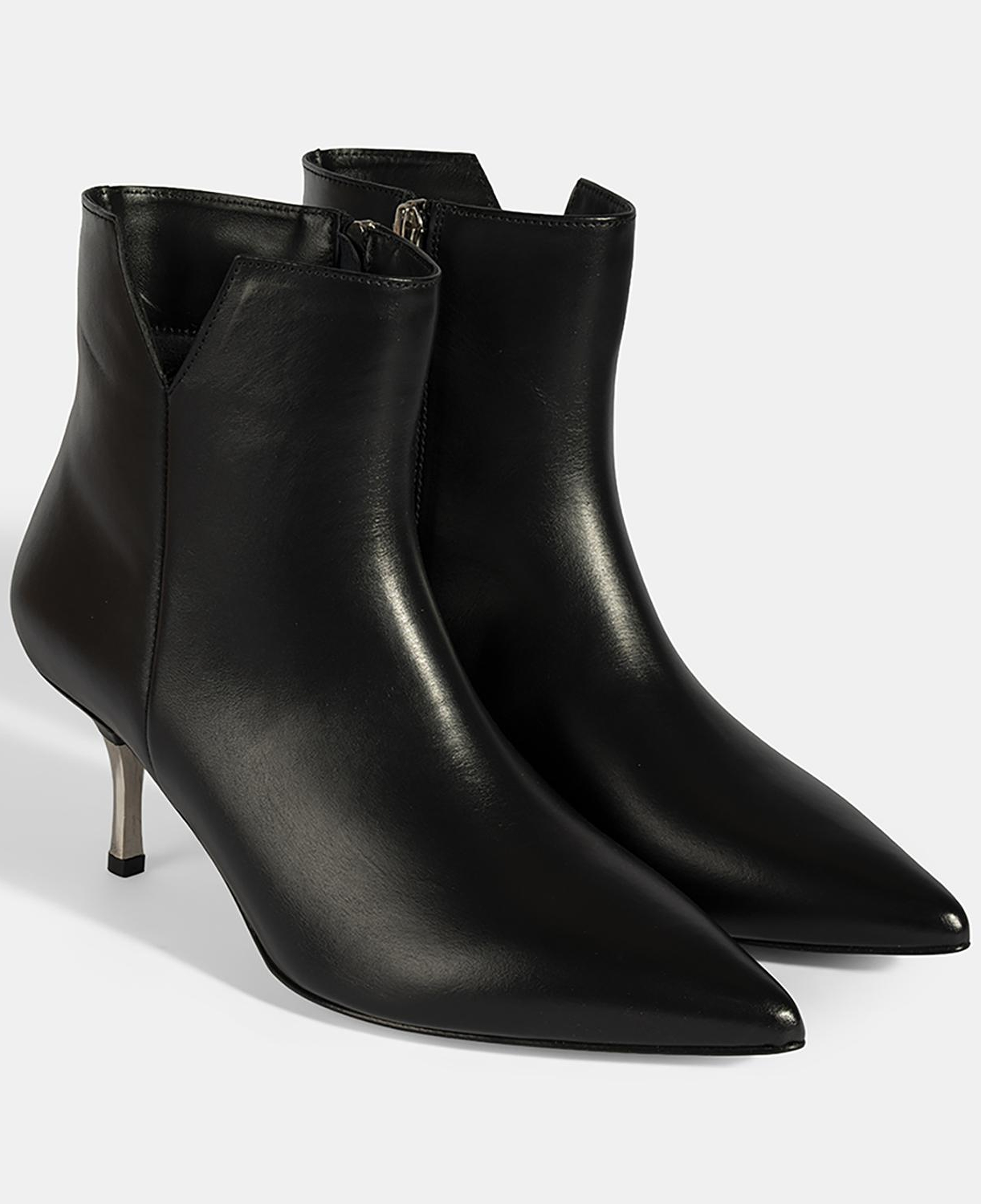 Kadın Siyah İnce Topuklu Sivri Burunlu Deri Bot
