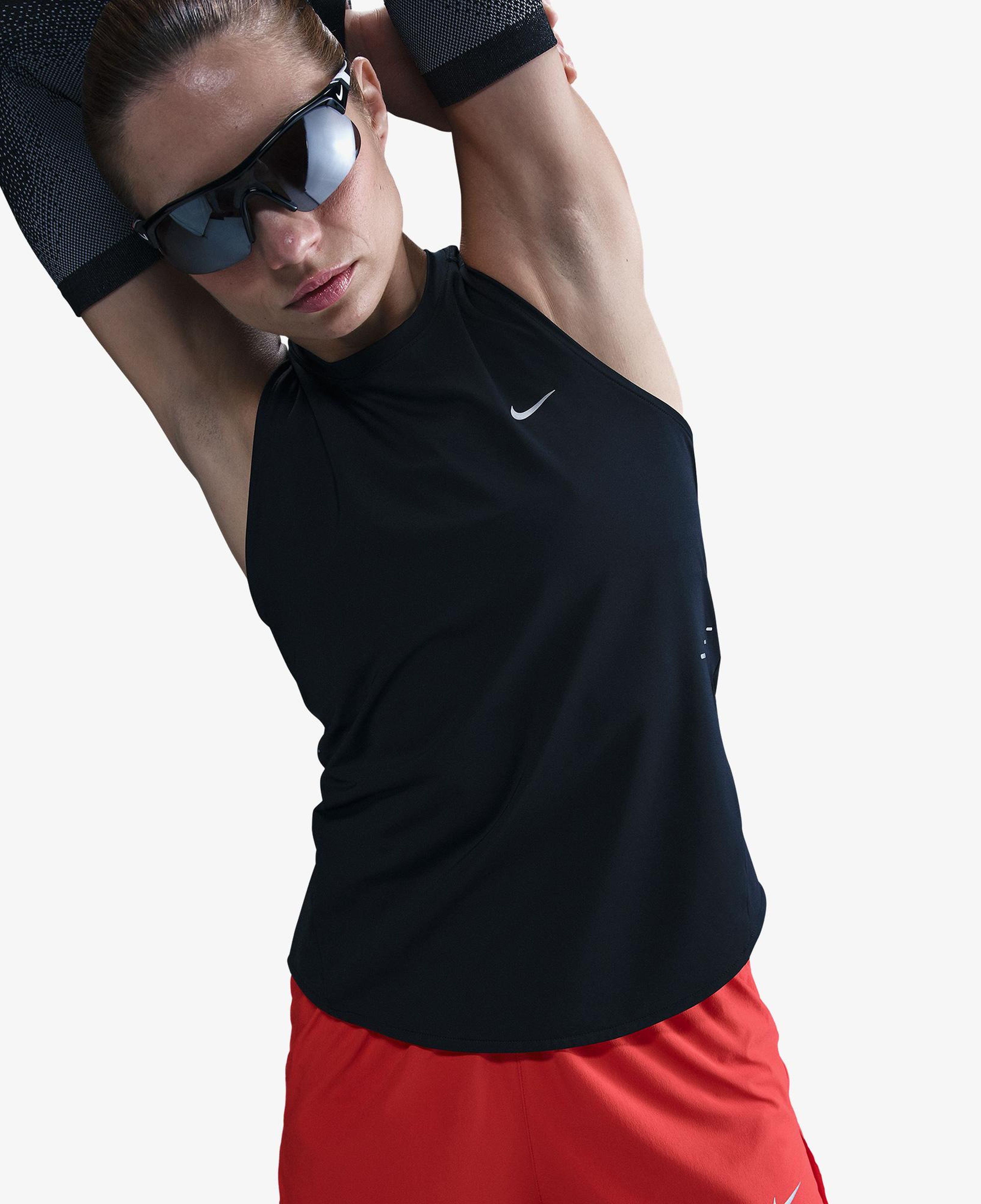 Nike Swift Dri-Fit Kadın Siyah Kolsuz T-Shirt