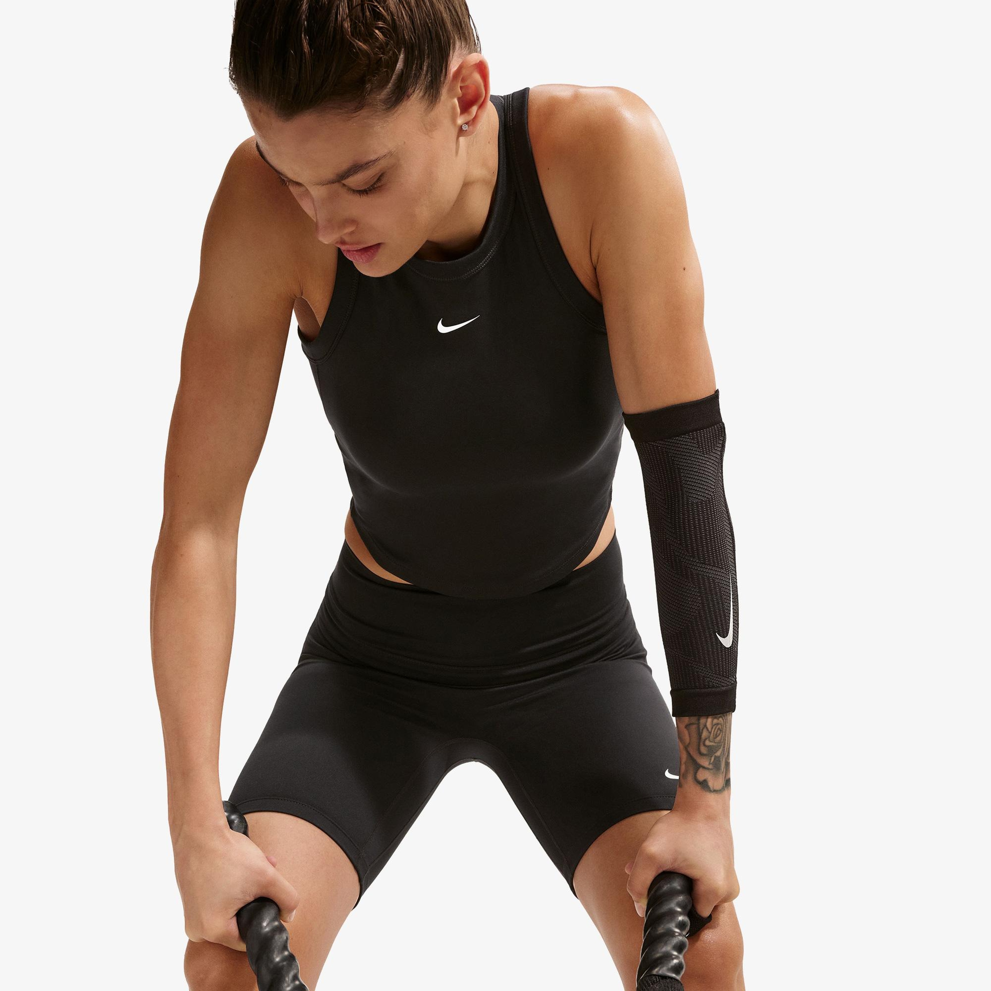 Nike One Fitted Dri-Fit Kadın Siyah Crop T-Shirt