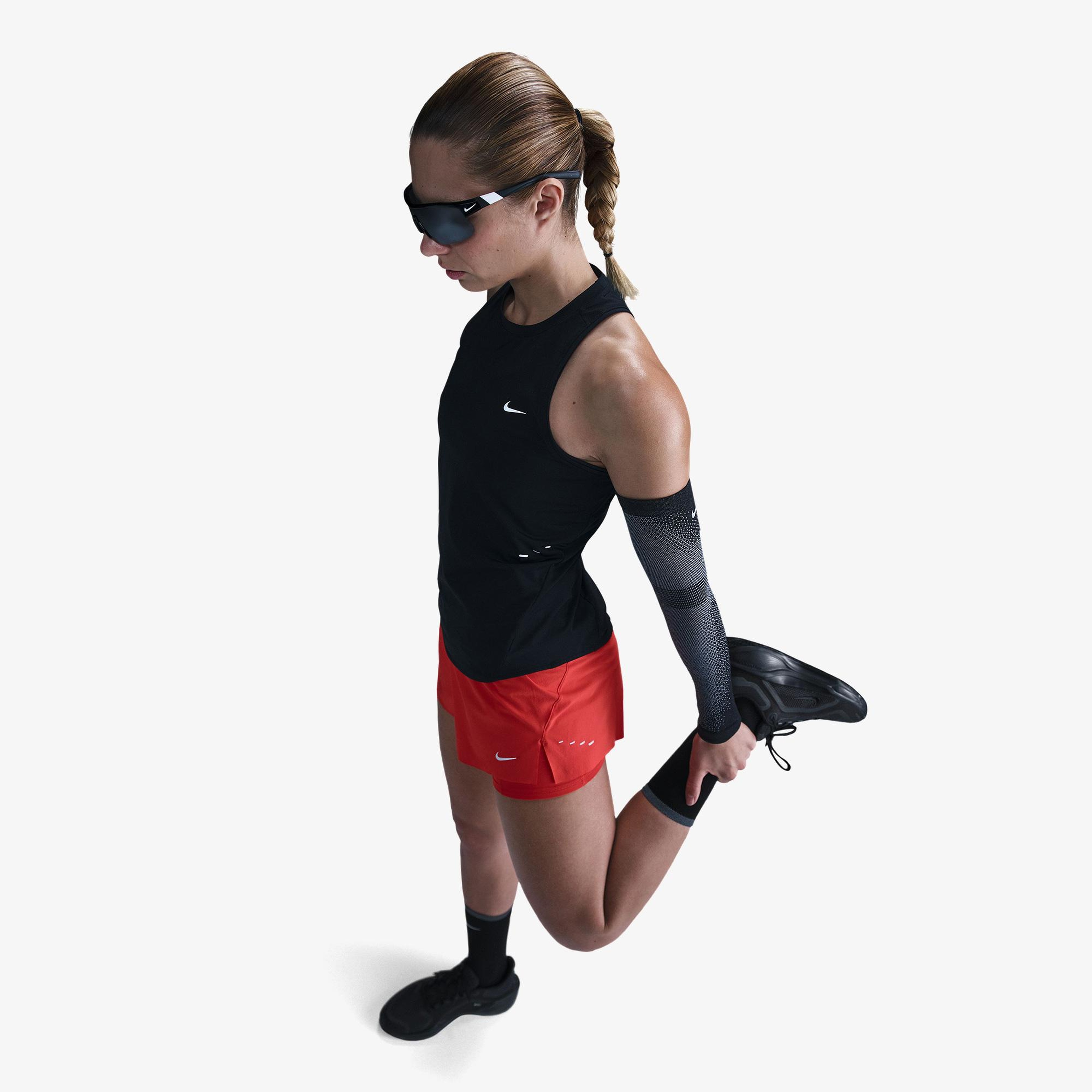 Nike Swift Dri-Fit Kadın Siyah Kolsuz T-Shirt