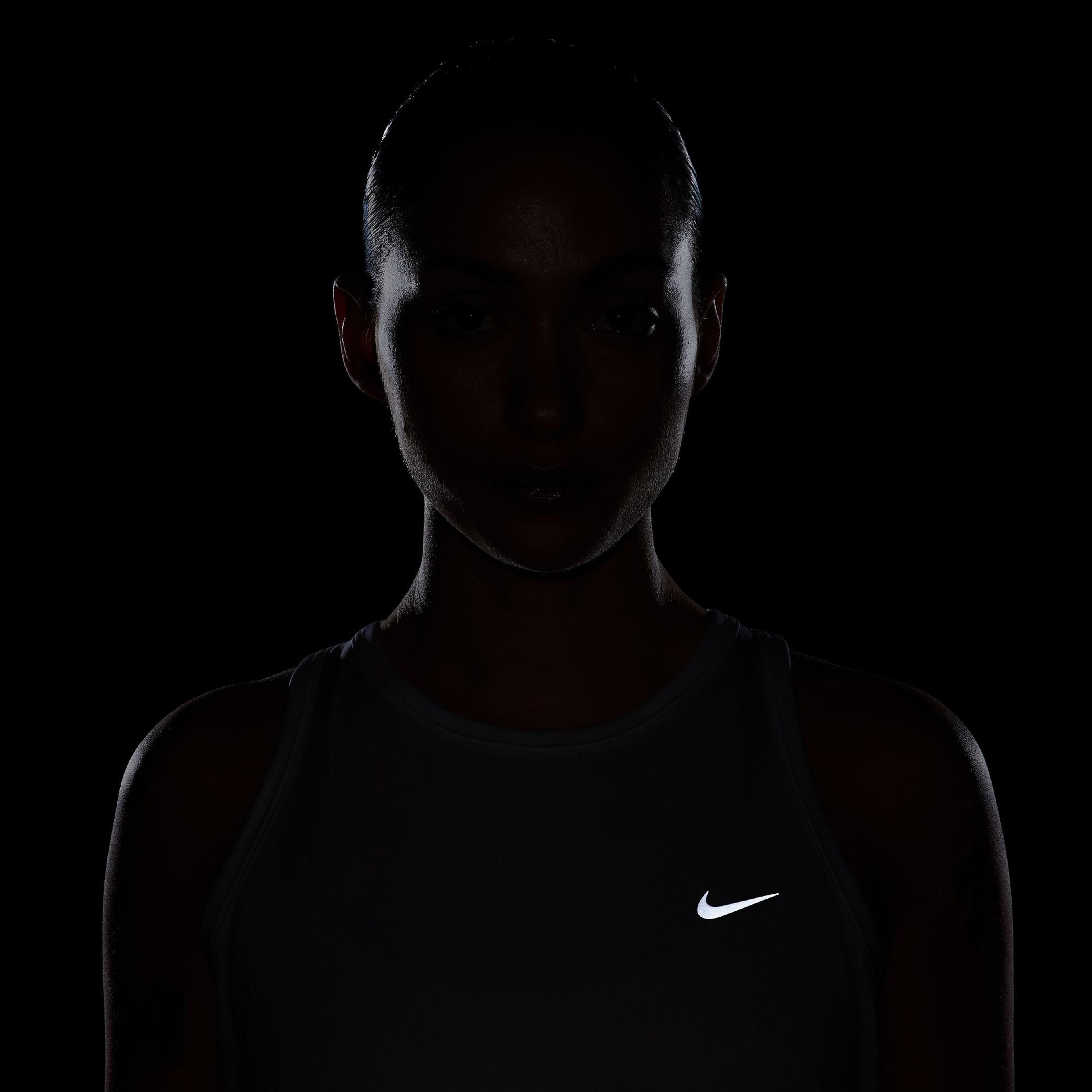 Nike Tempo Dri-Fit Kadın Beyaz Kolsuz T-Shirt