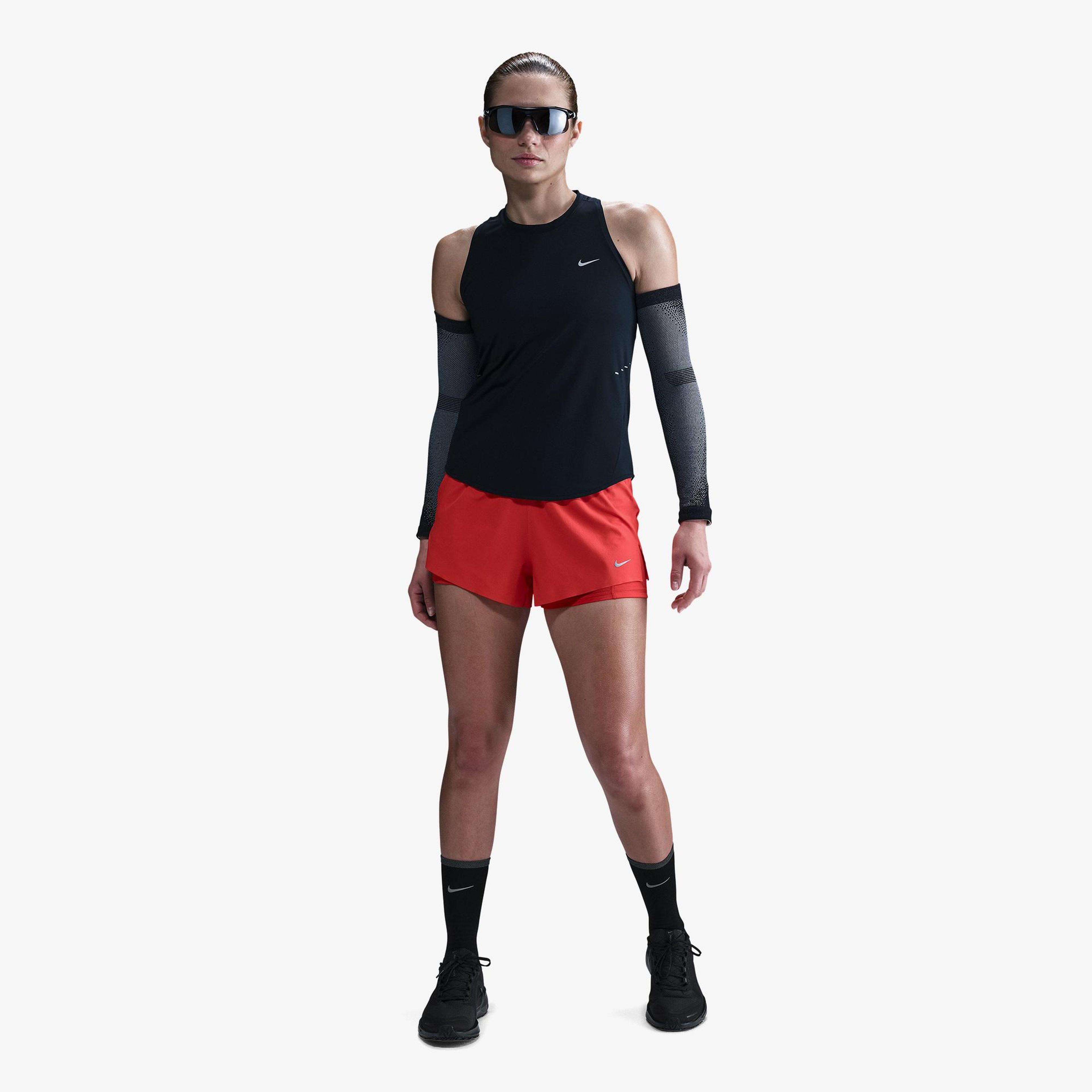 Nike Swift Dri-Fit Kadın Siyah Kolsuz T-Shirt