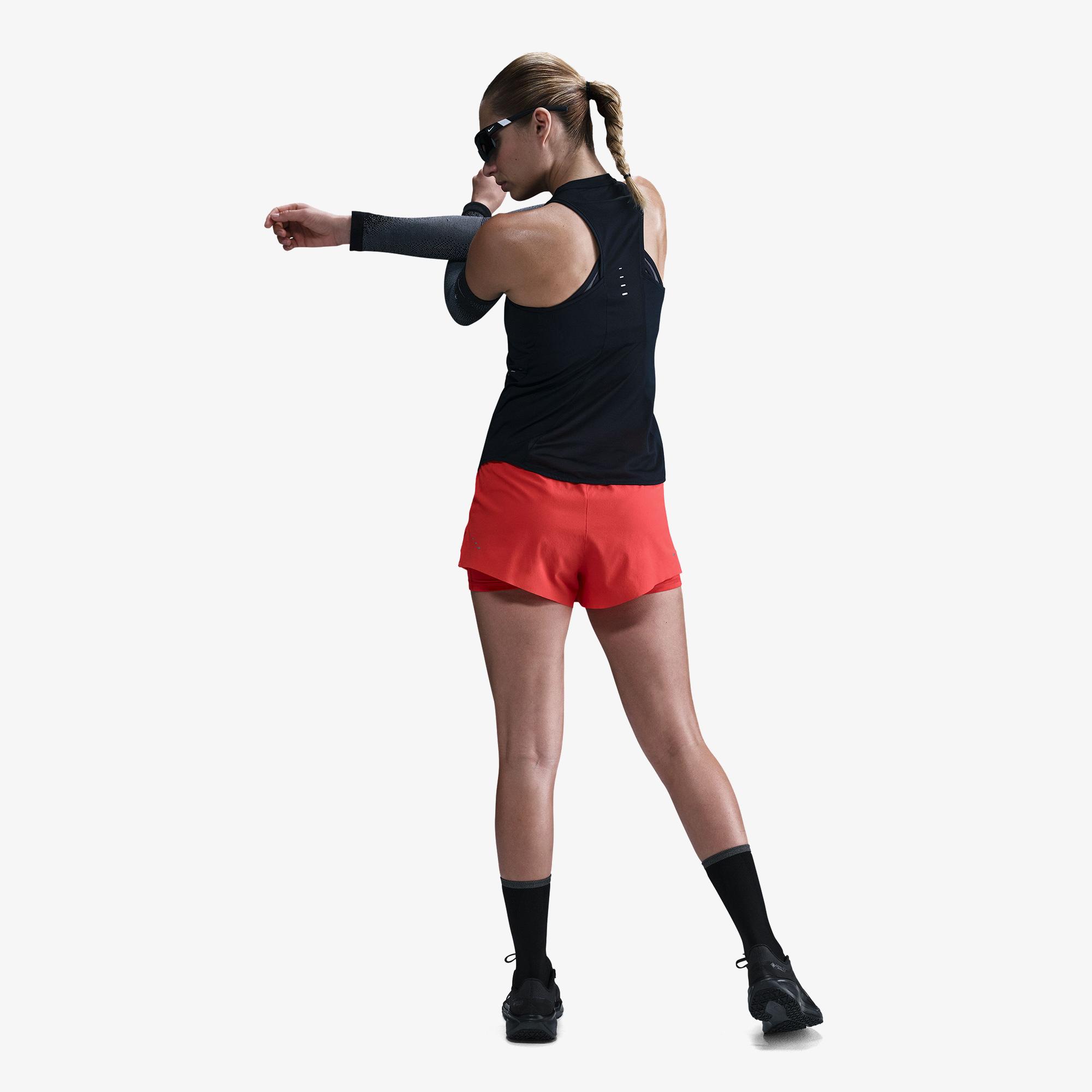 Nike Swift Dri-Fit Kadın Siyah Kolsuz T-Shirt