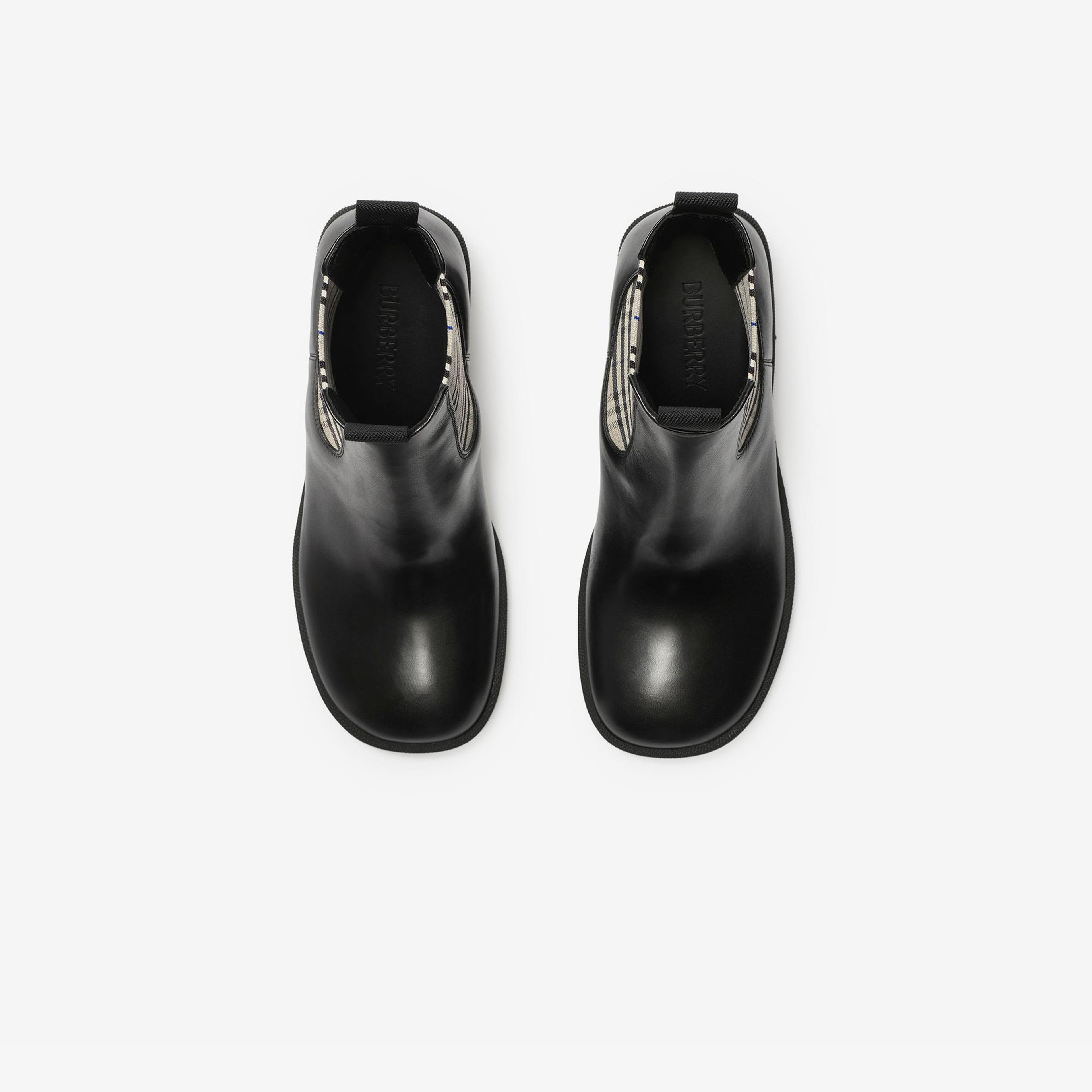 Burberry Leather Stride Chelsea Kadın Siyah Bot