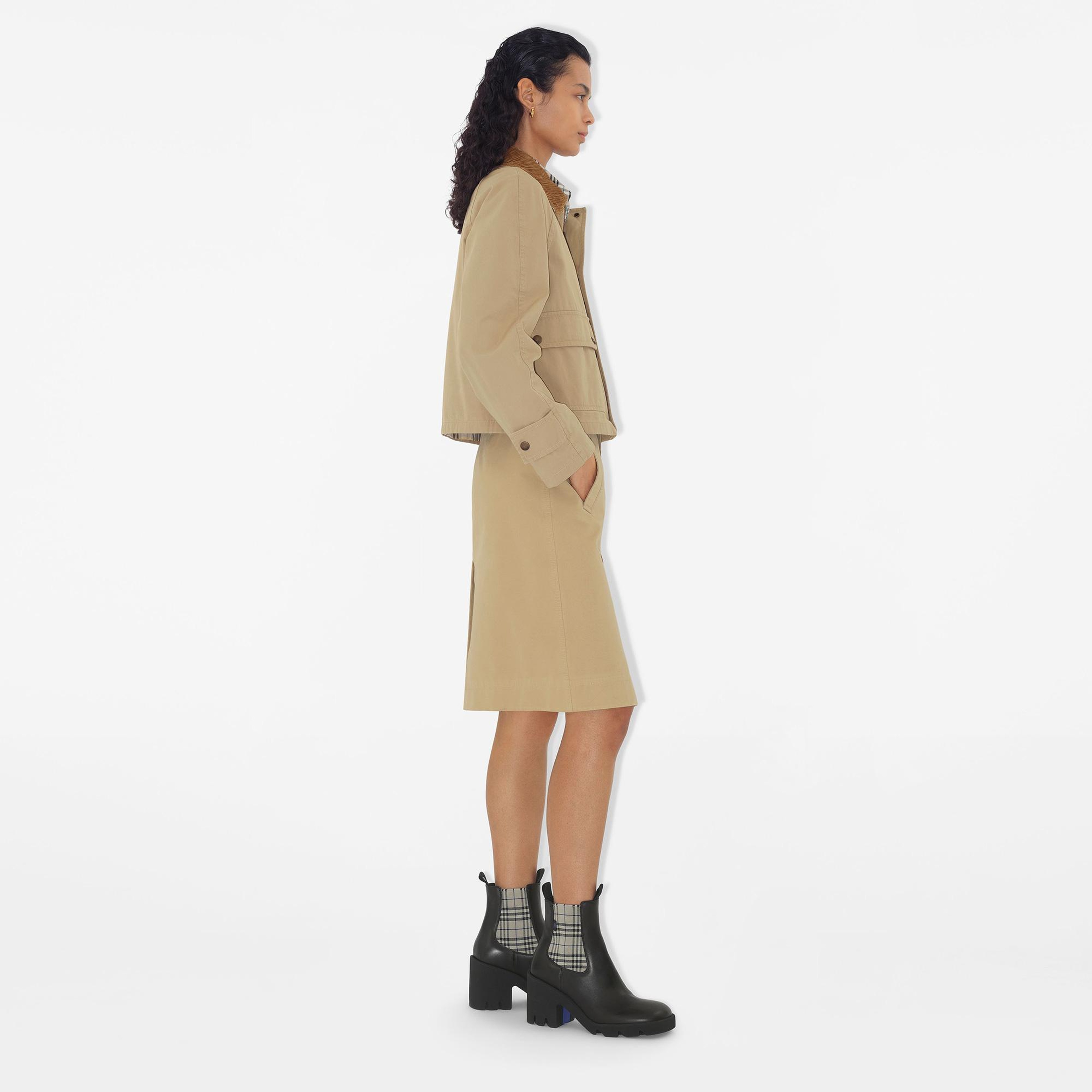 Burberry Leather Stride Chelsea Kadın Siyah Bot