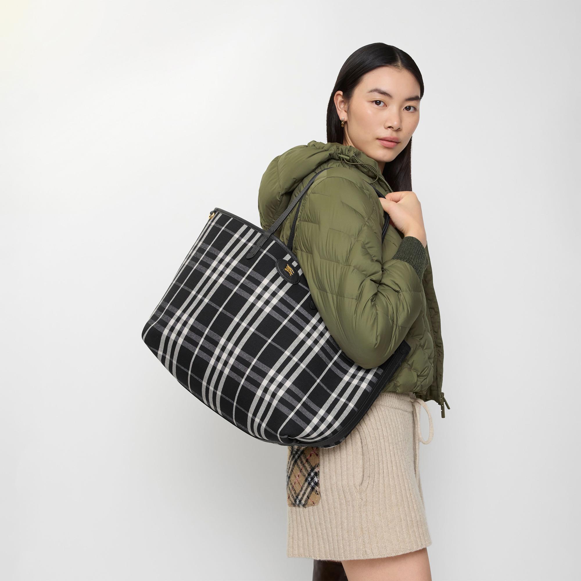 Burberry Reversıble Tote Kadın Siyah Omuz Çantası