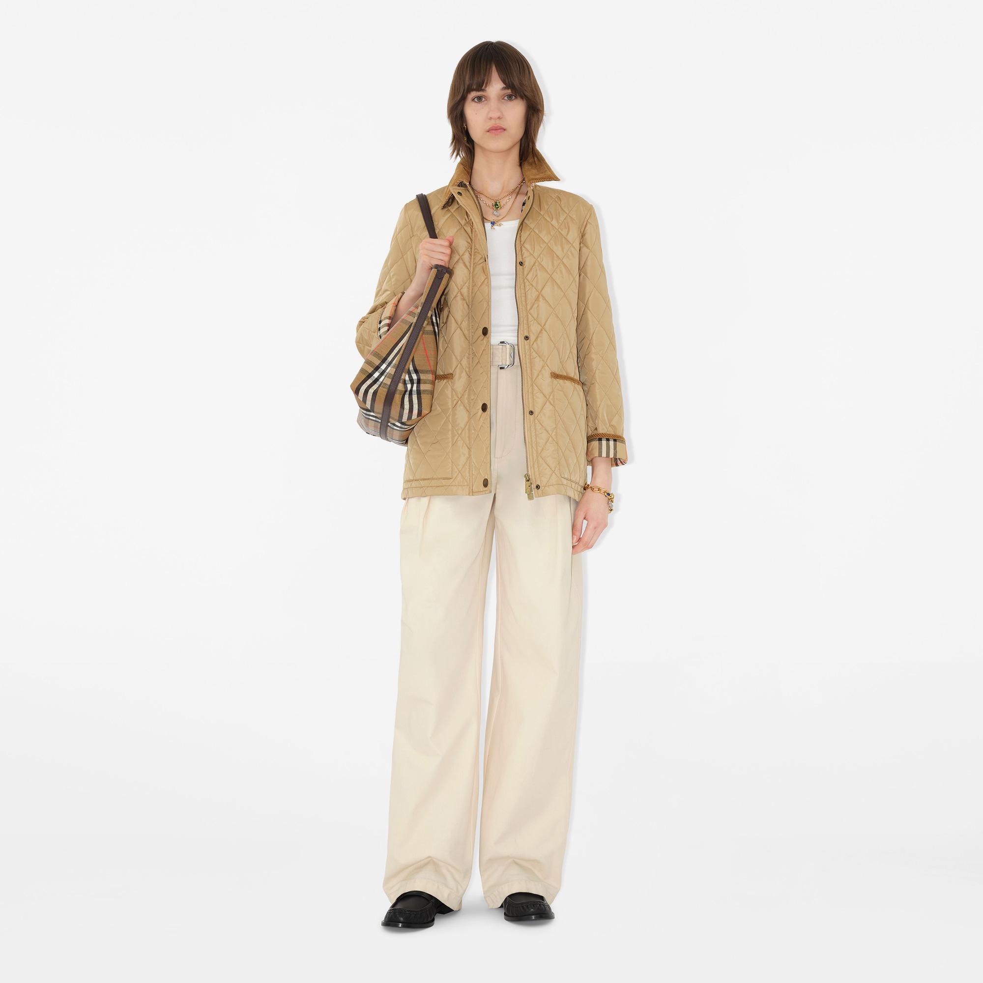 Burberry Quilted Nylon Barn Kadın Bej Mont