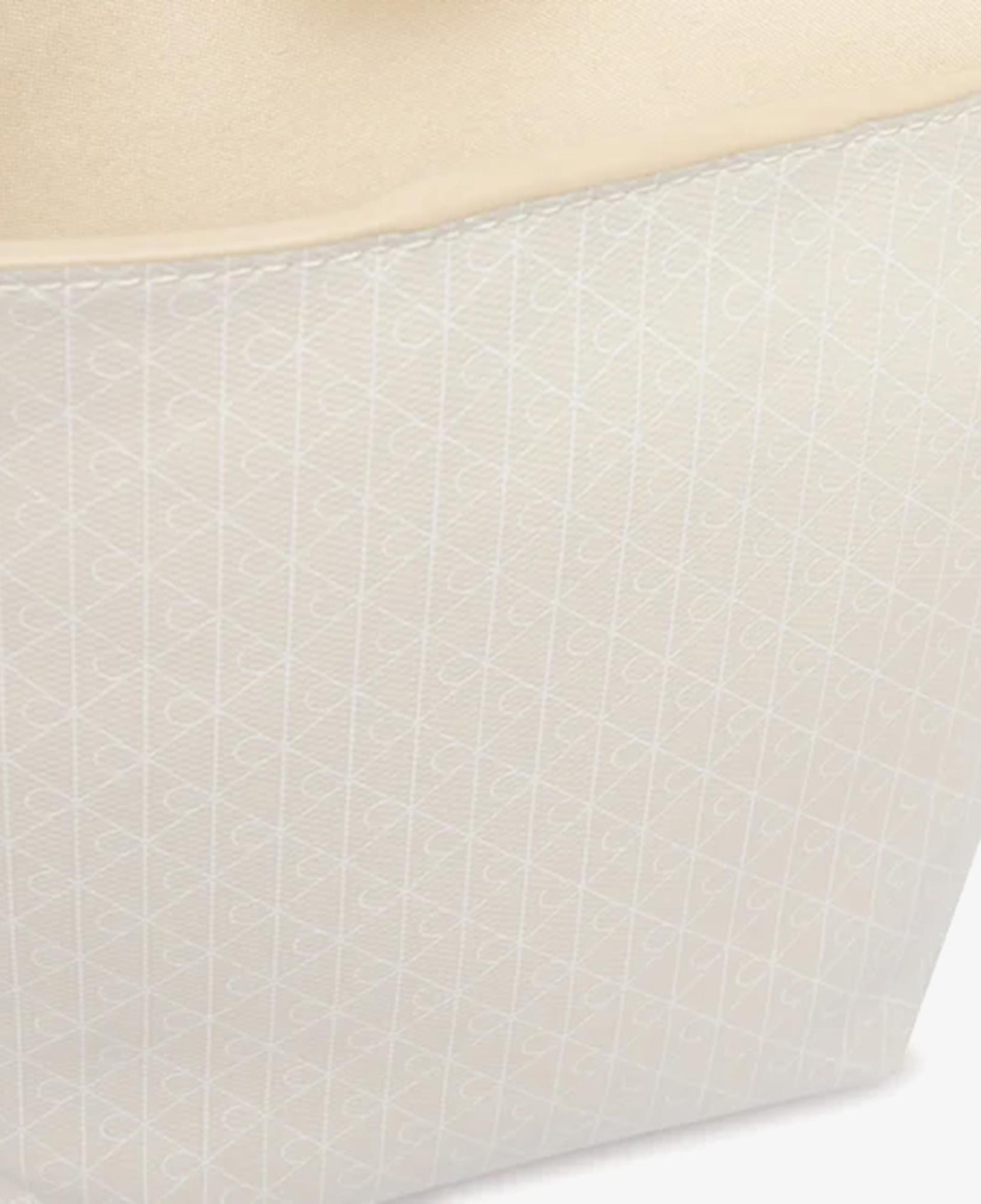 Calvin Klein Emblem Bucket Crossbody Kadın Beyaz El Çantası