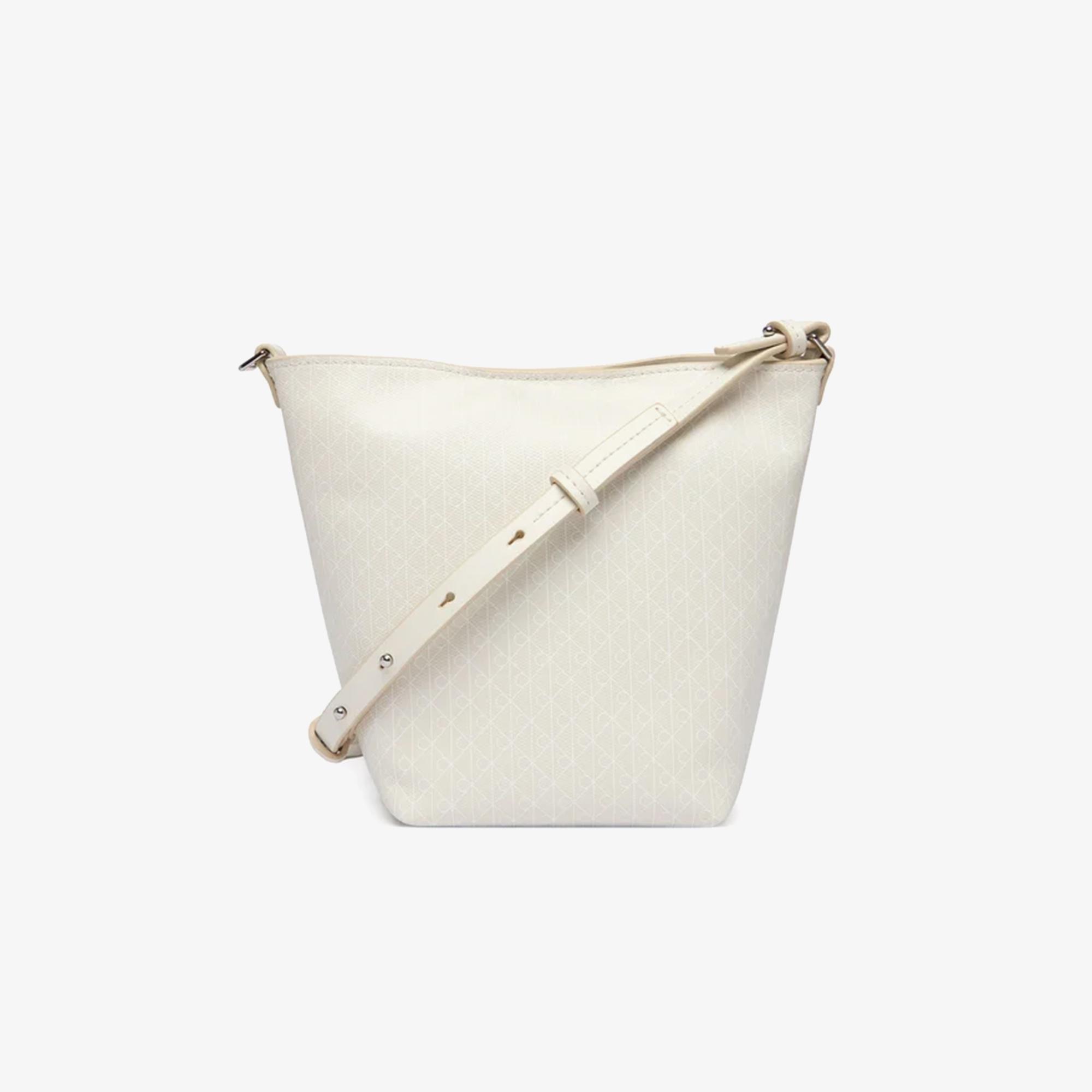 Calvin Klein Emblem Bucket Crossbody Kadın Beyaz El Çantası
