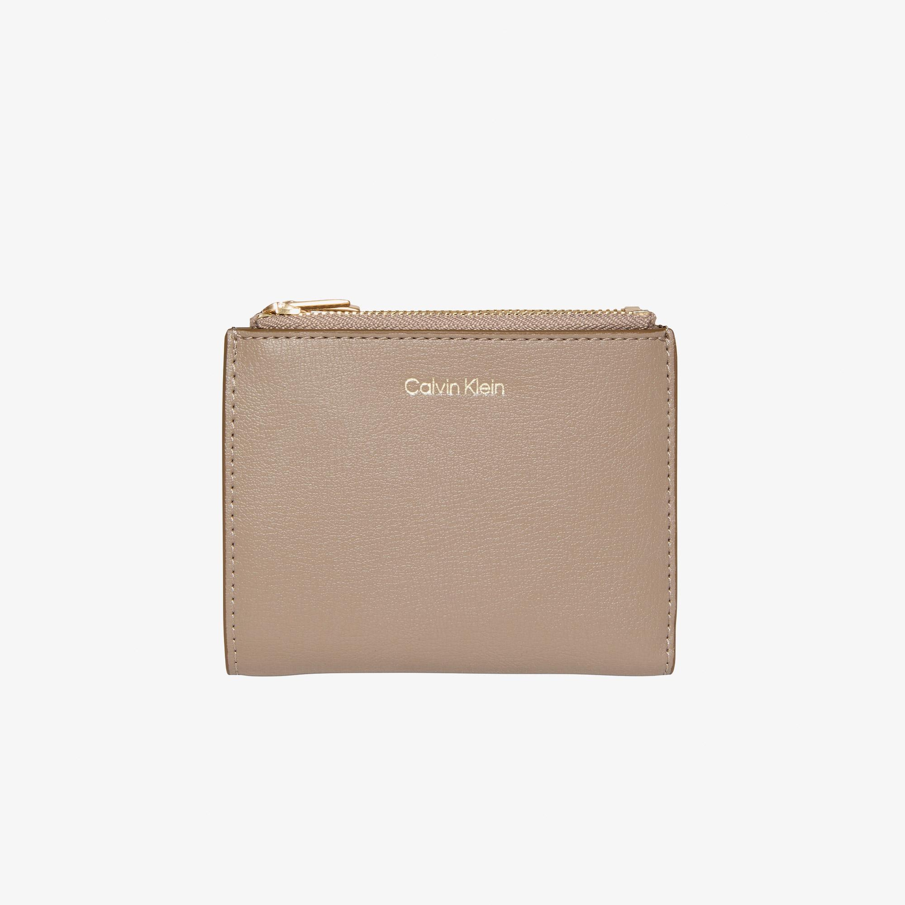 Calvin Klein Foil Logo Kadın Kahverengi Kartlık