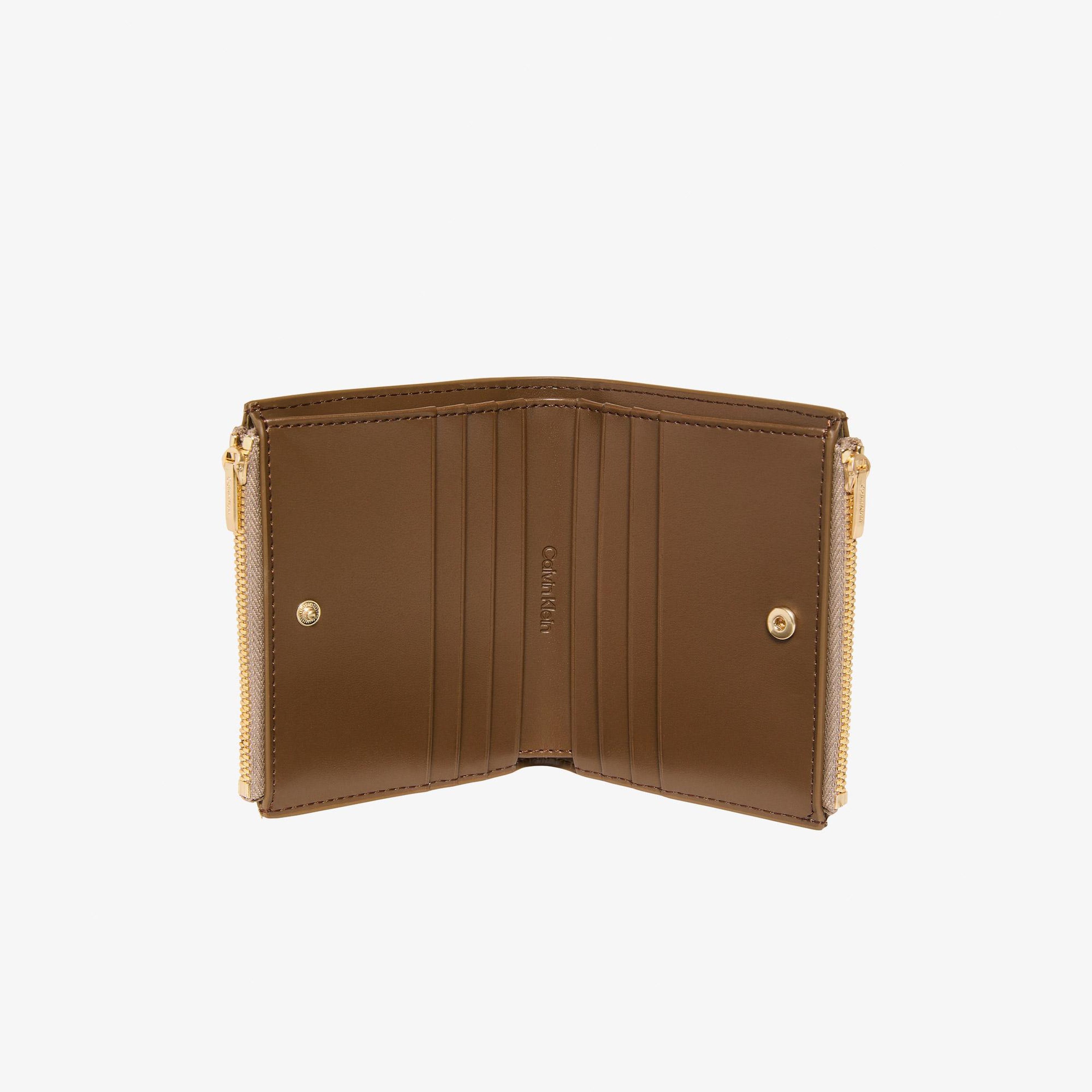 Calvin Klein Foil Logo Kadın Kahverengi Kartlık