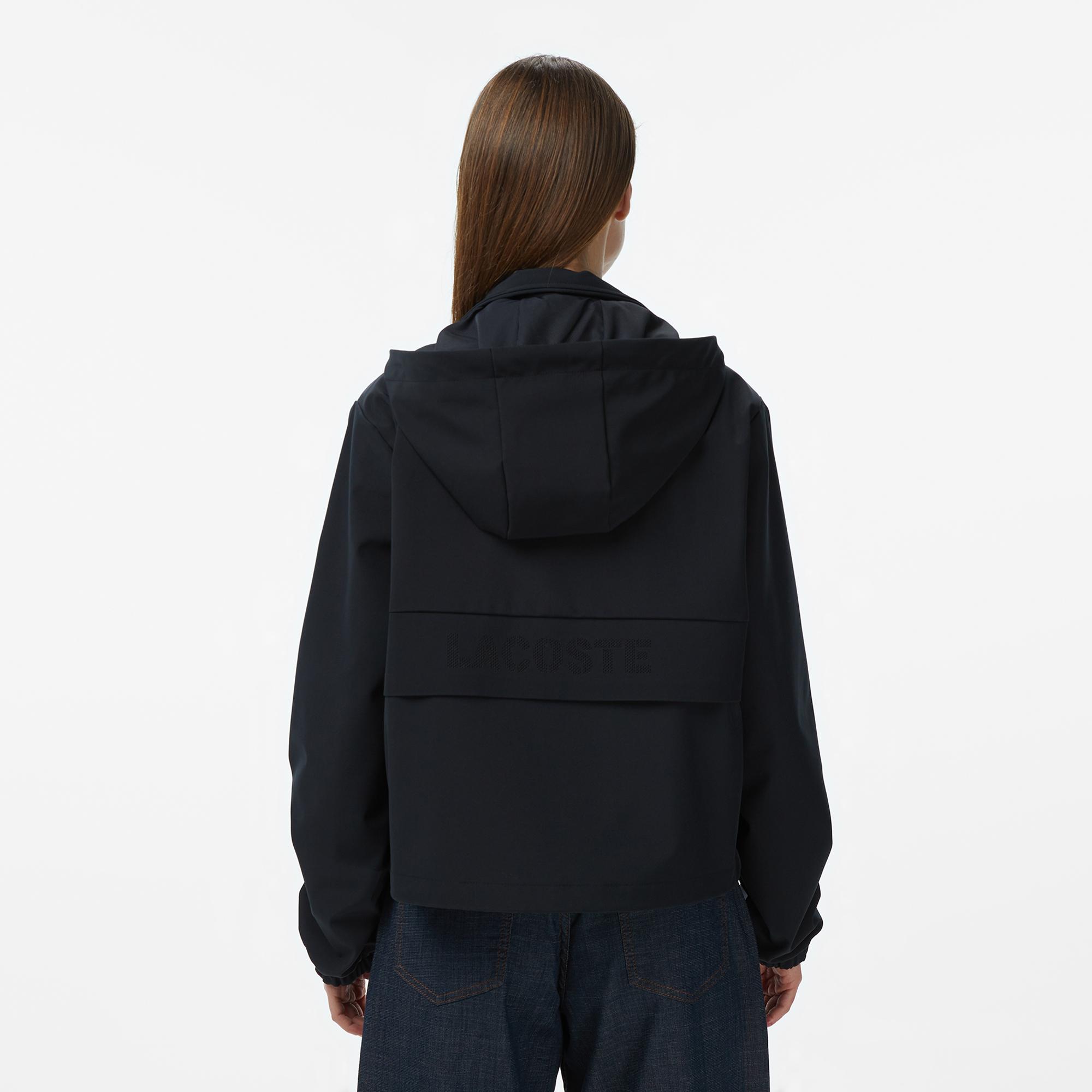 Lacoste Kadın Regular Fit Kapüşonlu Baskılı Siyah Yağmurluk